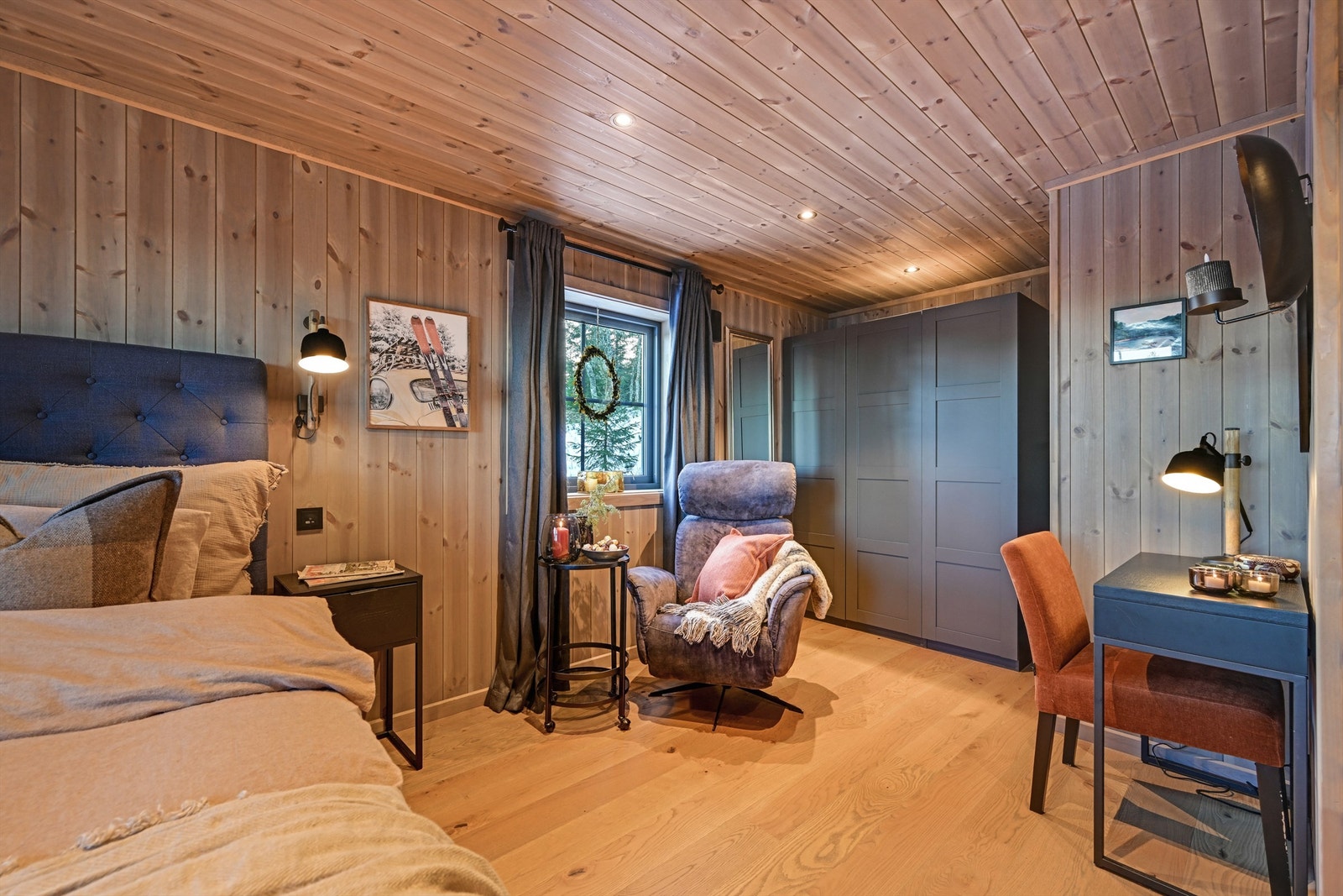 Her kan man trekke seg tilbake med en bok om man trenger en pause fra storfamilien. Deilig også med utgang til en herlig terrasse. Galleribilde