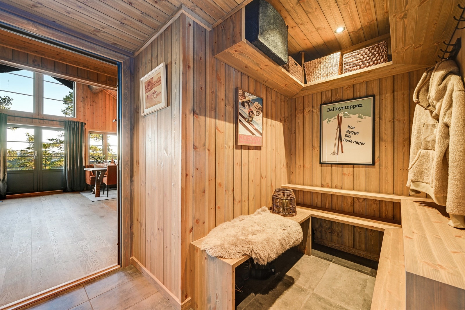 Hyggelig og svært praktisk entré med plassbygget sittebenker og hyller for oppheng av tøy - perfekt etter tur. Galleribilde