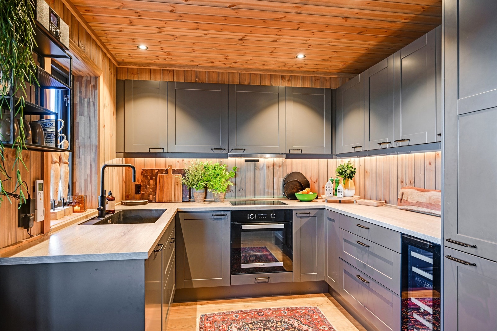 Nydelig velutstyrt kjøkken fra Sigdal, utformet som en U med grå fronter. Galleribilde