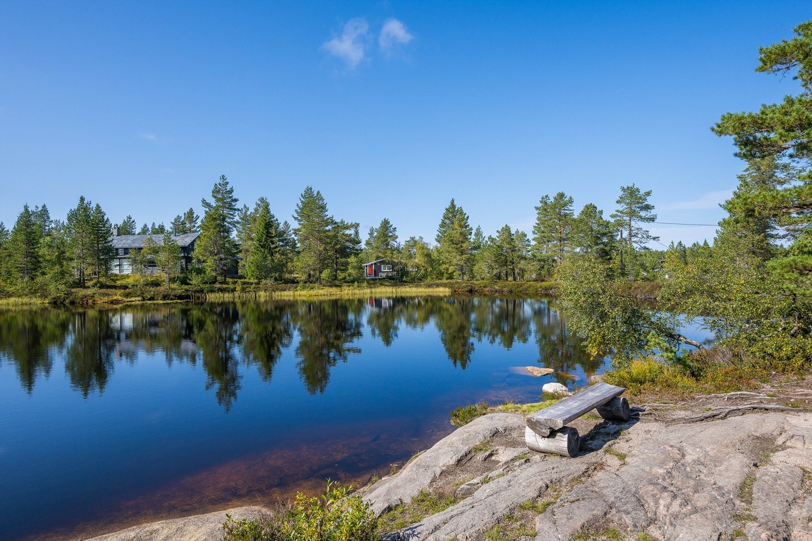 Terrenget er variert, med lett kuperte områder som passer de fleste, samtidig som det finnes mer utfordrende fjellpartier for de som søker litt ekstra eventyr. Galleribilde