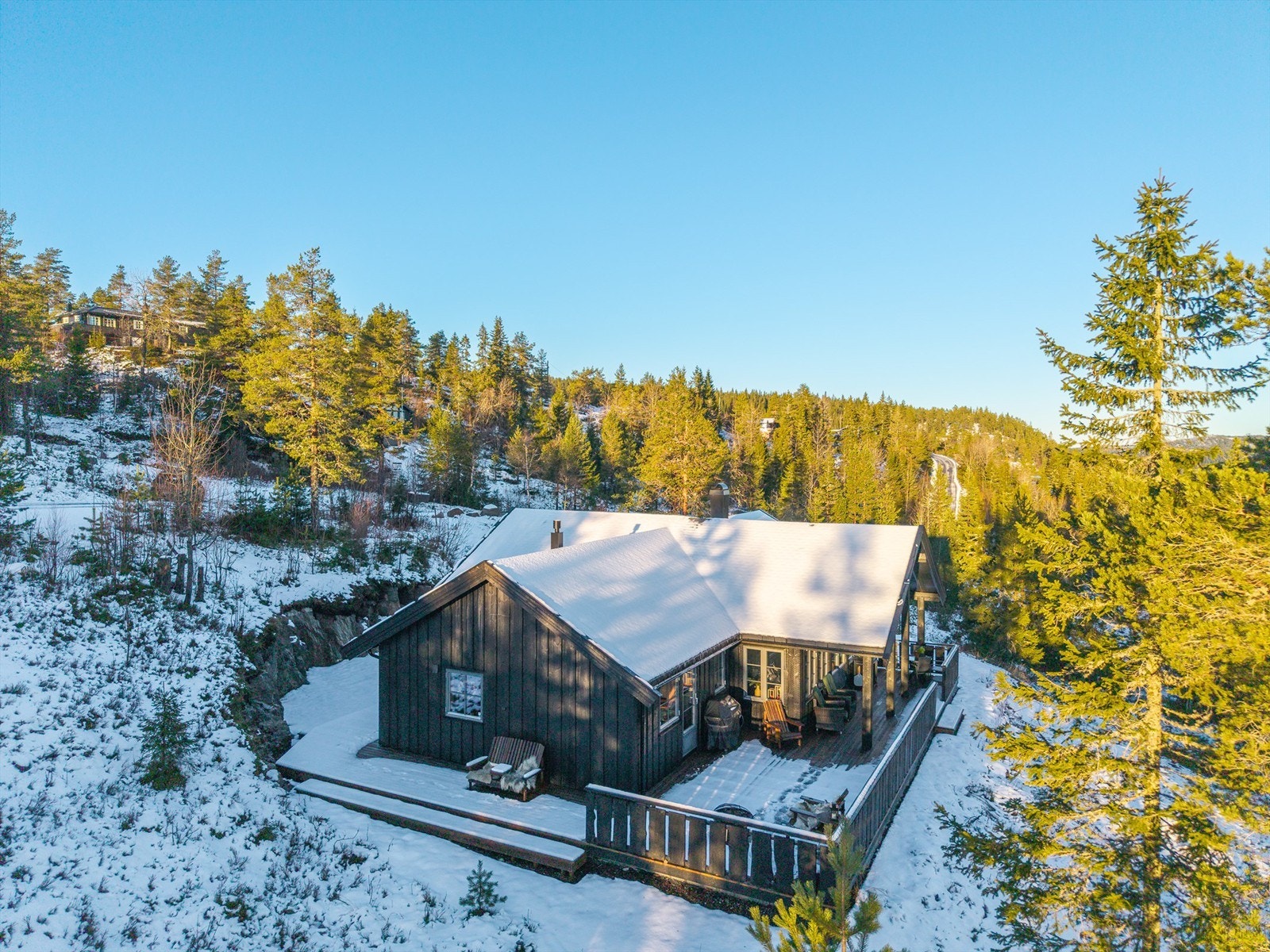 Innholdsrik hytte som inneholder bl.a: romslig gang, stue med store vindusflater og generøs takhøyde, velutstyrt kjøkken med Miele hvitevarer, egen tv-stue, 3 soverom (1 suite), 2 bad-/vaskerom og hems med mesanin. Galleribilde
