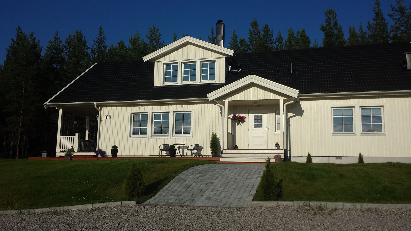 Privat bilde; Klassisk fasade med sprossevinduer og stående kledning. Tomten er pent opparbeidet Galleribilde