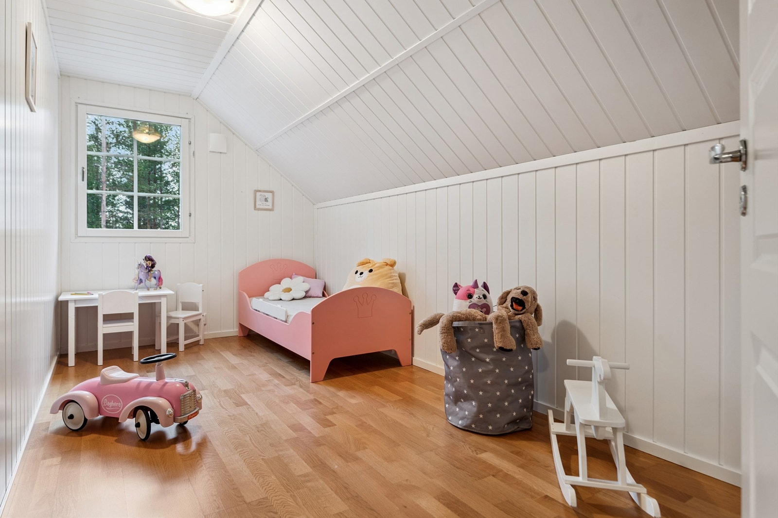 Loftsetasjen er byggemeldt og godkjent som tilleggsdel (for lagring/bodareal). Det er innredet to soverom i loftetasjen, rommene er ikke bruksendret. Galleribilde