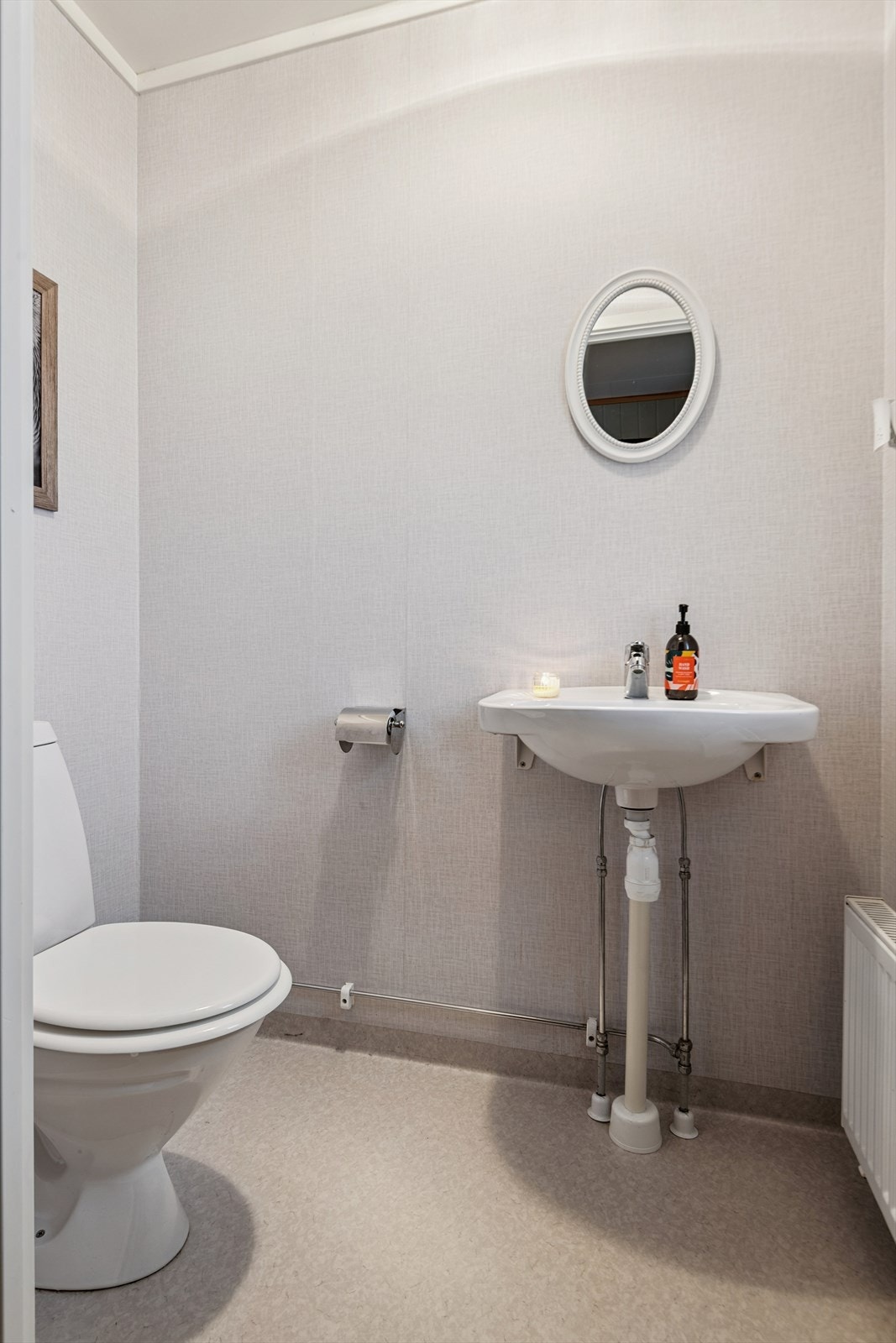 I tilknytning til entréen finnes et separat toalettrom. Galleribilde