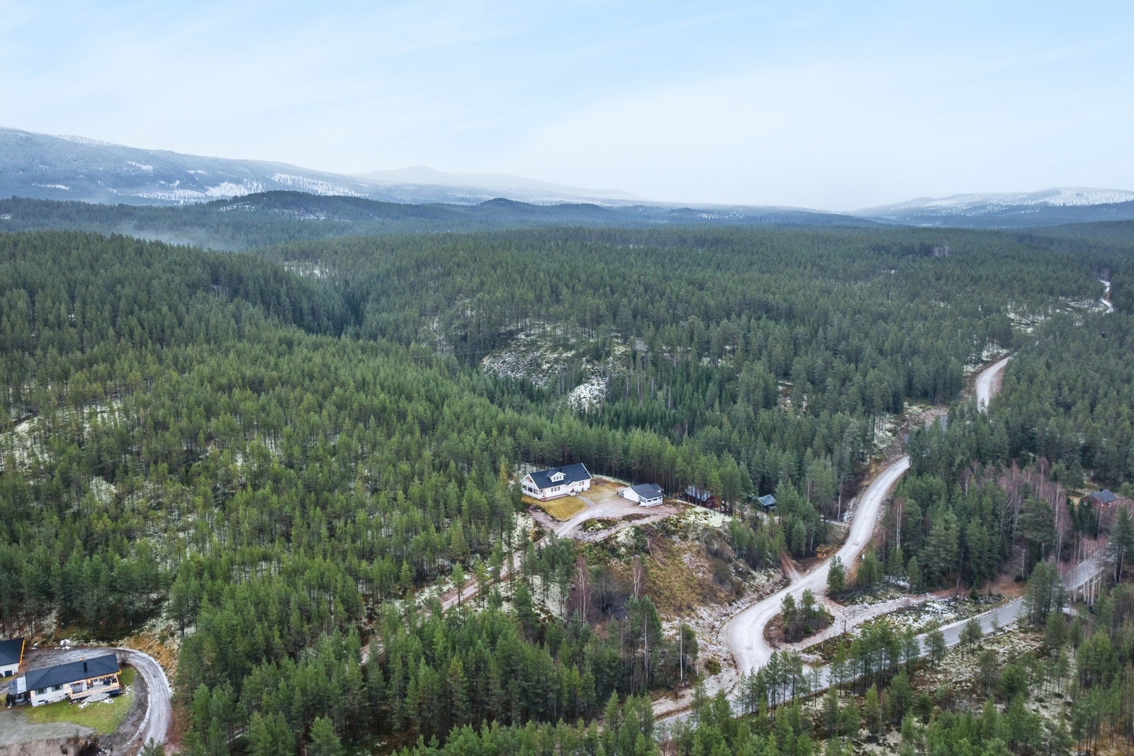 Omgitt av store skogsområder med turmuligheter rett utenfor døren. Galleribilde