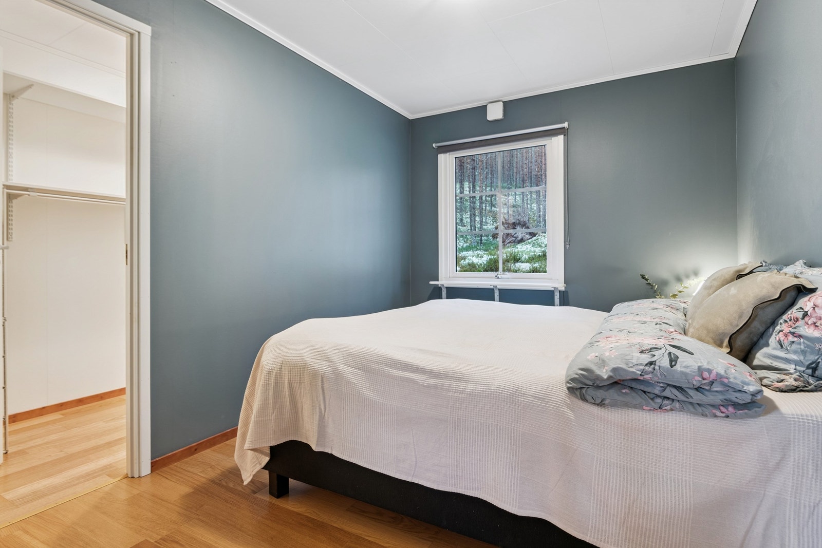 Hovedsoverommet i første etasje har direkte adkomst til et praktisk walk-in-closet. Galleribilde