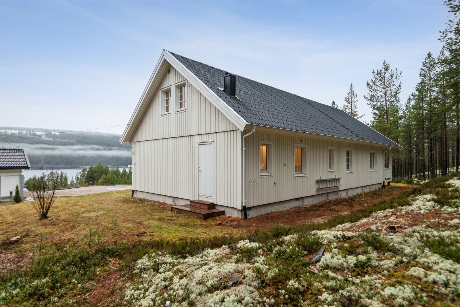 Eiendommen grenser til skog og naturområder. Galleribilde