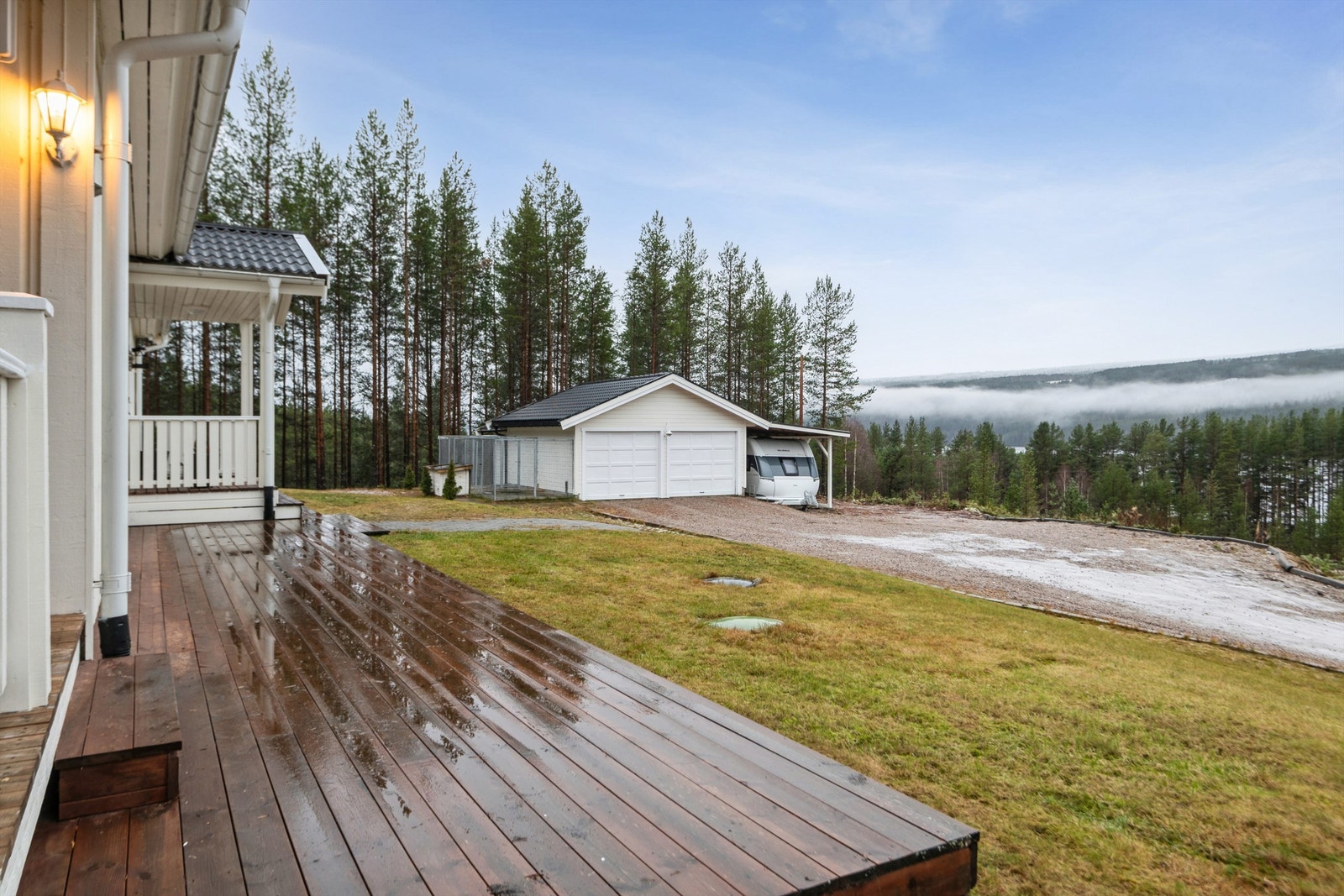 Fine uteområdet med flott utsikt. Frittstående dobbelgarasje/m bod Galleribilde