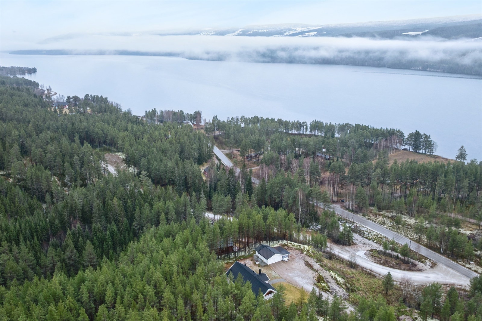 Eiendommen har en usjenert beliggenhet med nærhet til vann og skog, kort vei til Åkrestrømmen Galleribilde
