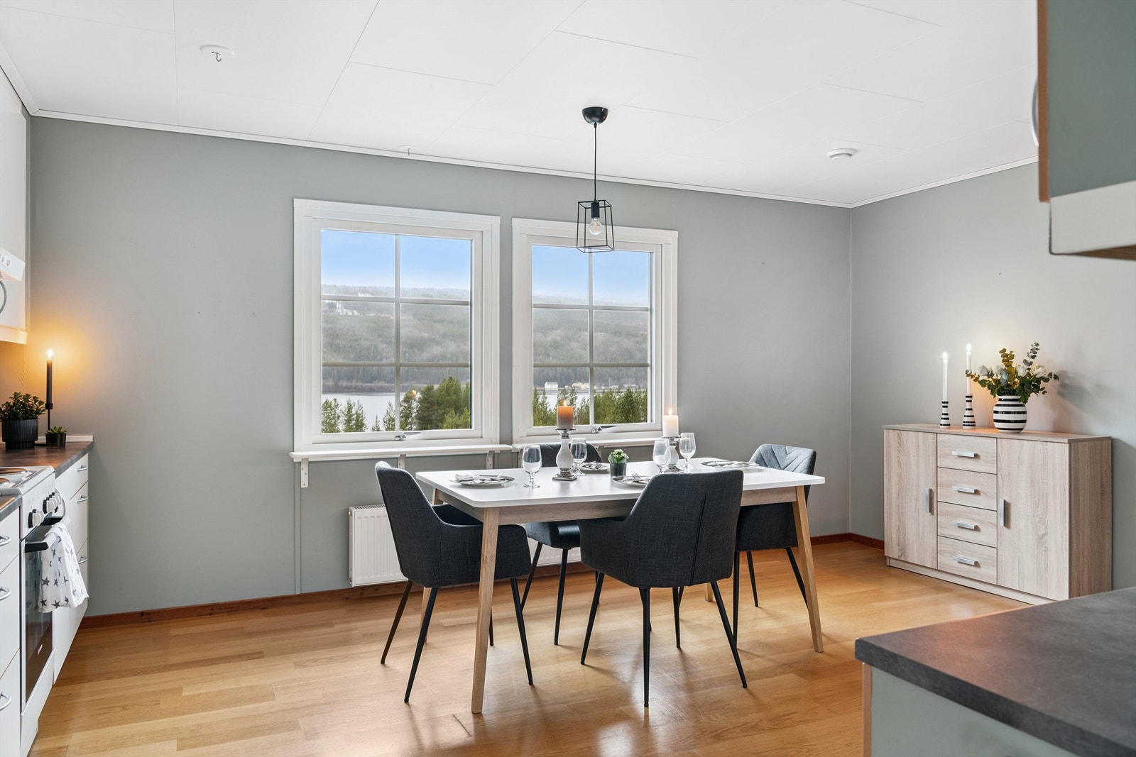 Fra spiseplassen på kjøkkenet er det fin utsikt over nærområdet og vannet. Galleribilde