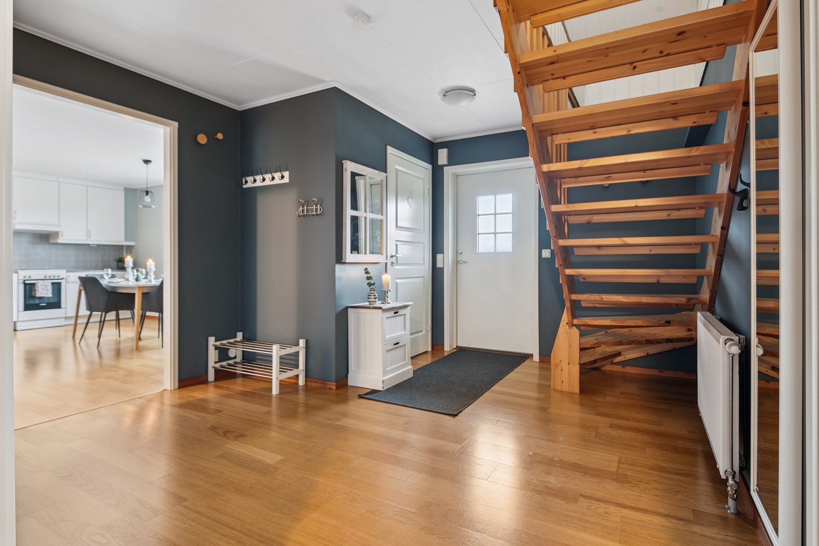 Romslig entré med god plass til yttertøy og trapp opp til andre etasje. Galleribilde