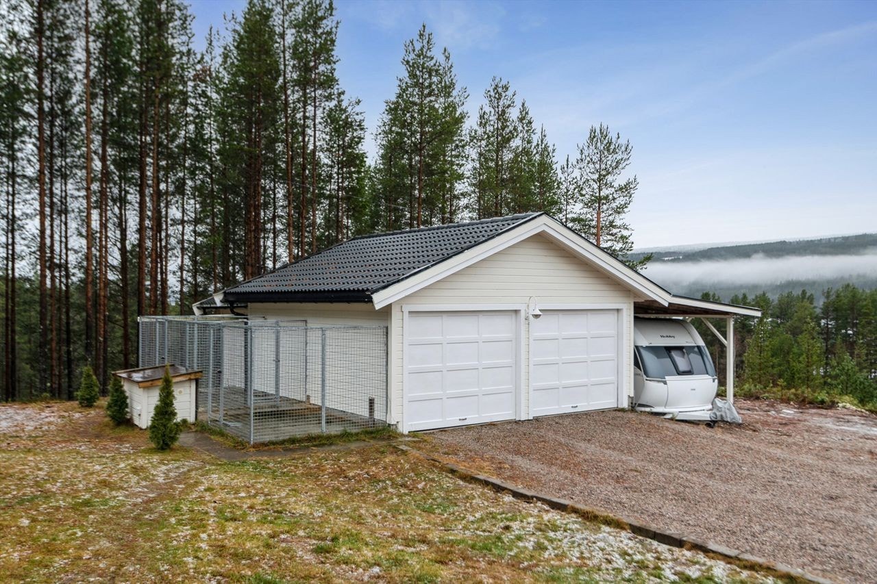 Dobbelgarasje med carport og en praktisk, inngjerdet hundegård. Galleribilde