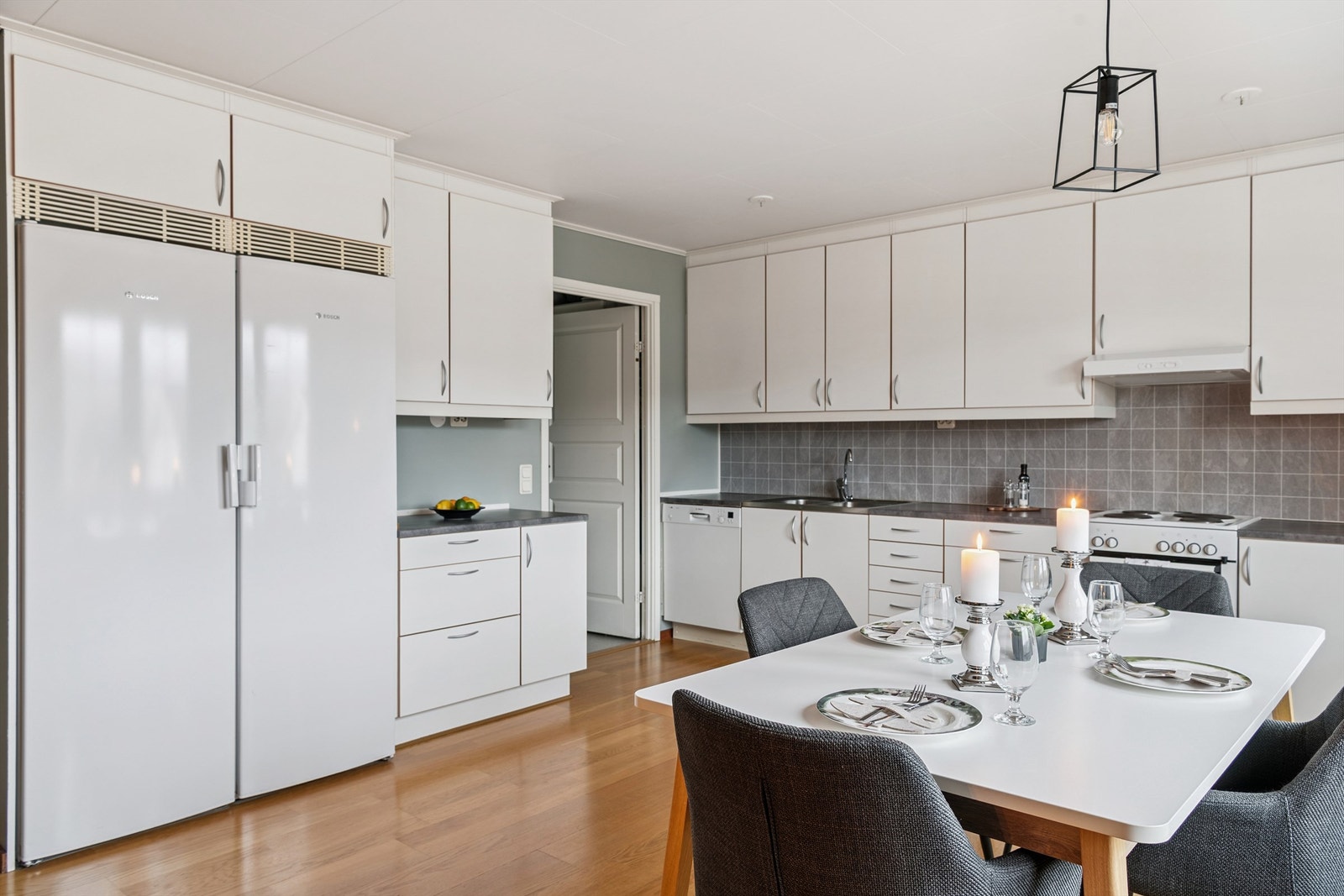 Kjøkkenet har plass til en stor spisegruppe og er utstyrt med frittstående hvitevarer. Galleribilde