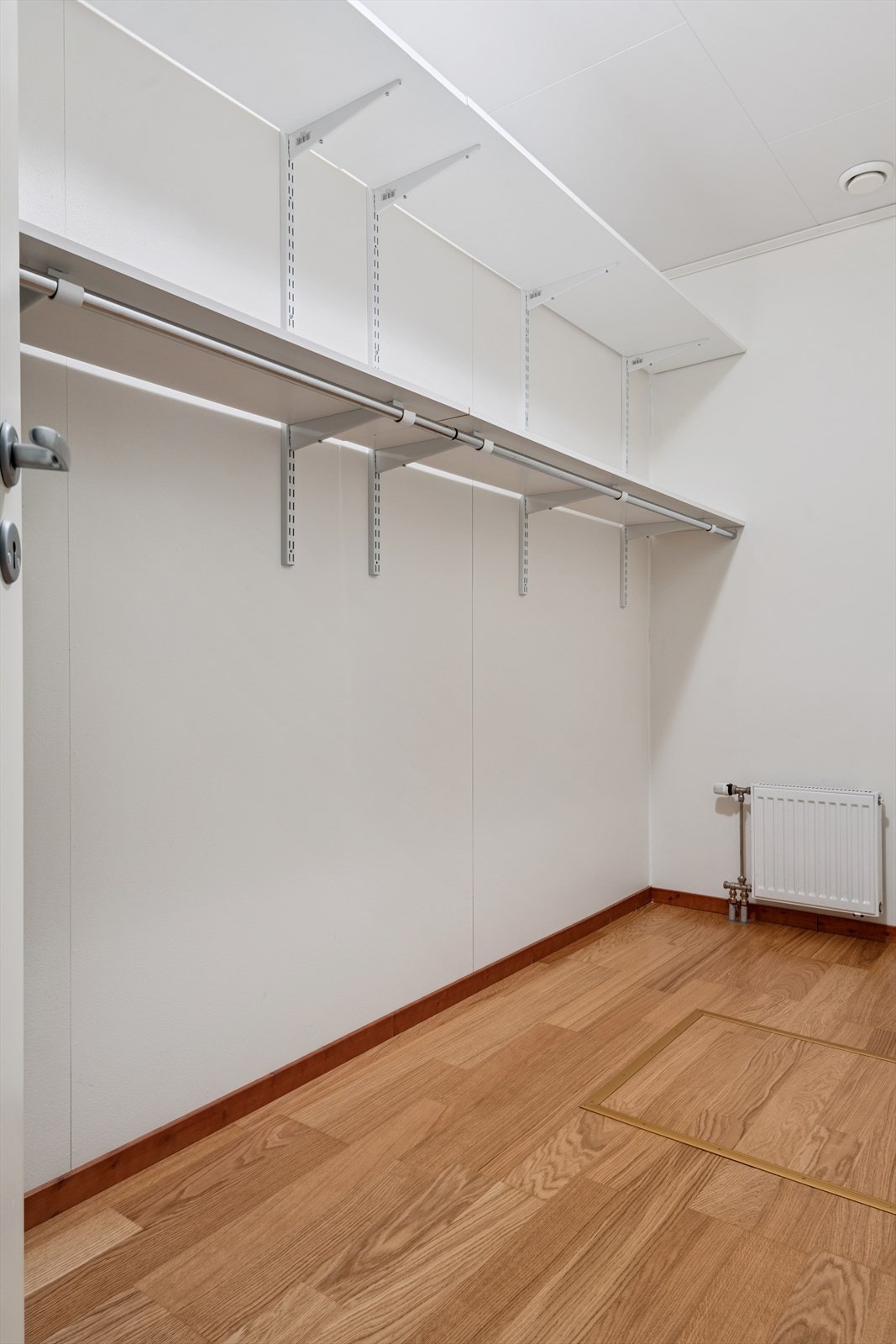 Walk-in-closet med fleksibelt hyllesystem for effektiv oppbevaring. Galleribilde