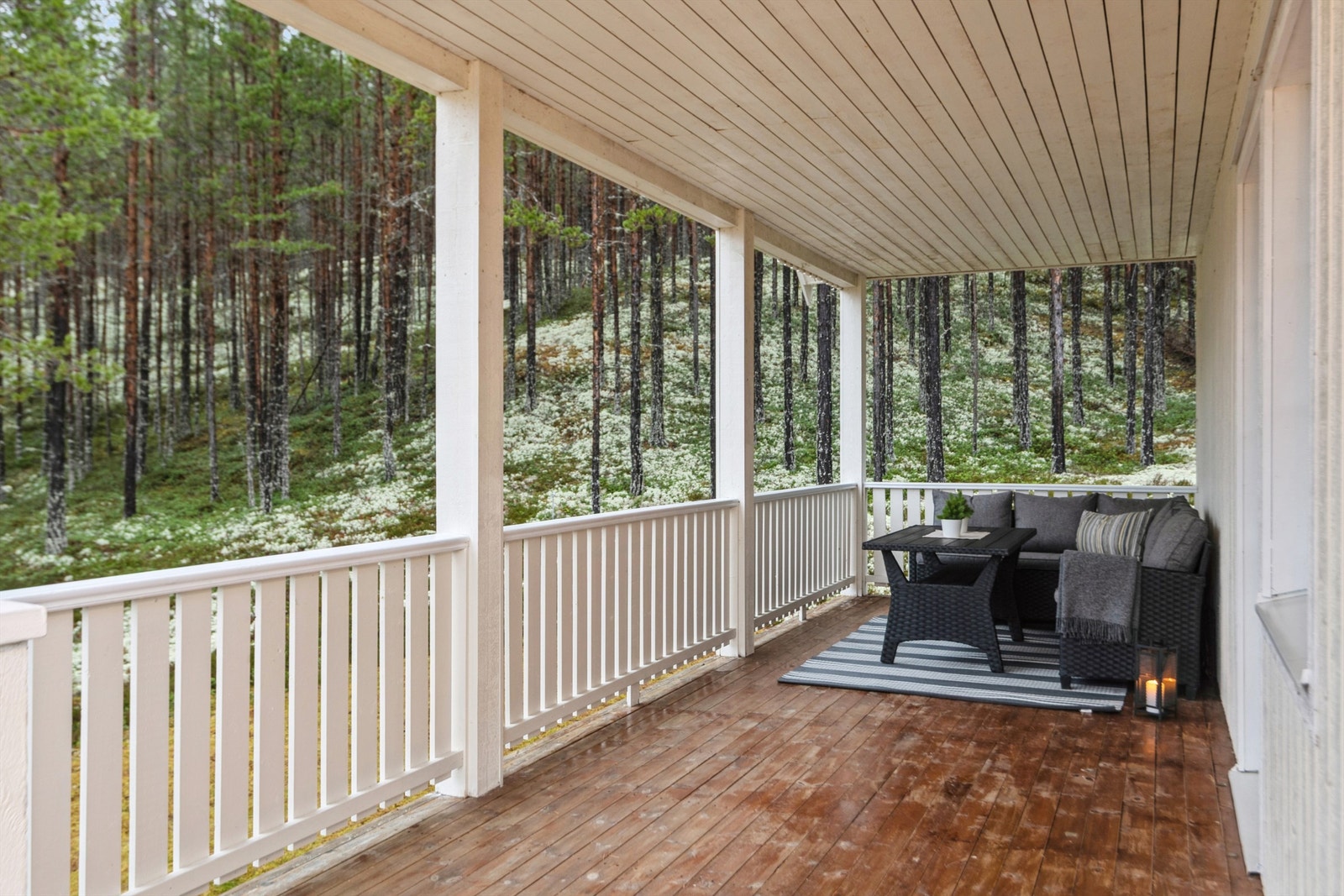 Boligen har en stor, overbygget terrasse som strekker seg langs deler av huset. Galleribilde