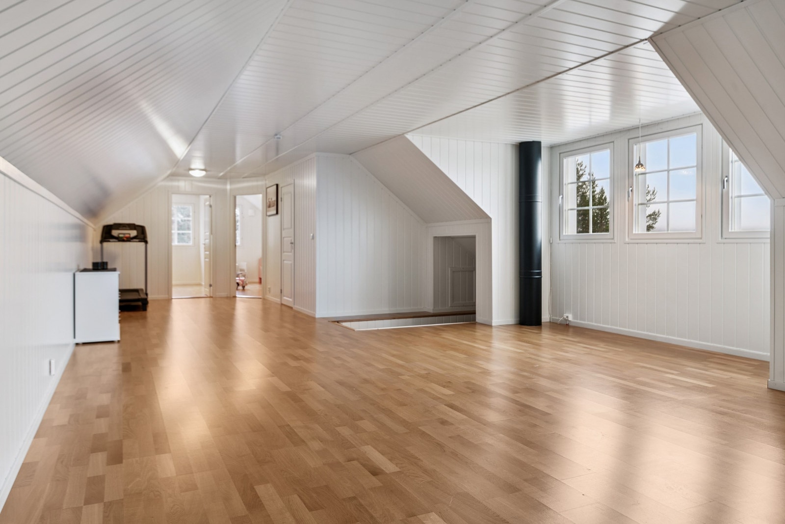 Dette er et lyst og allsidig rom med mange bruksmuligheter, for eksempel som en ekstra stue eller et hobbyrom. Galleribilde