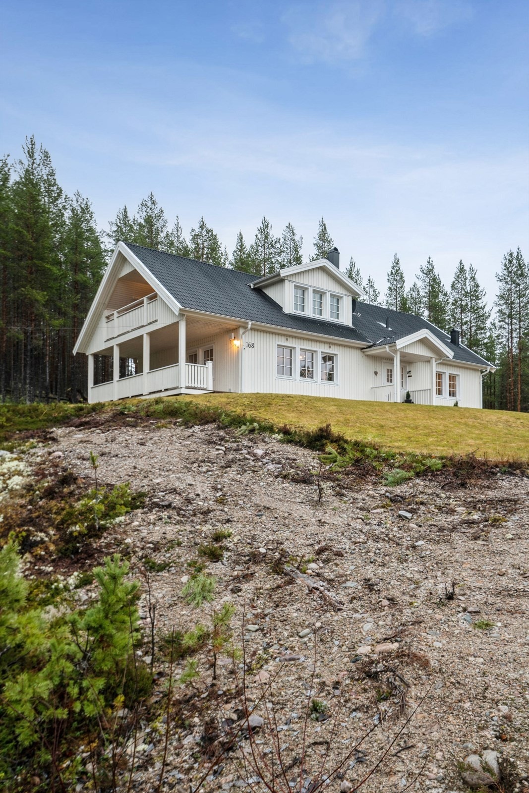 Boligen er plassert høyt i terrenget, noe som sikrer god utsikt.
Her er det nylig grav fiber. Galleribilde