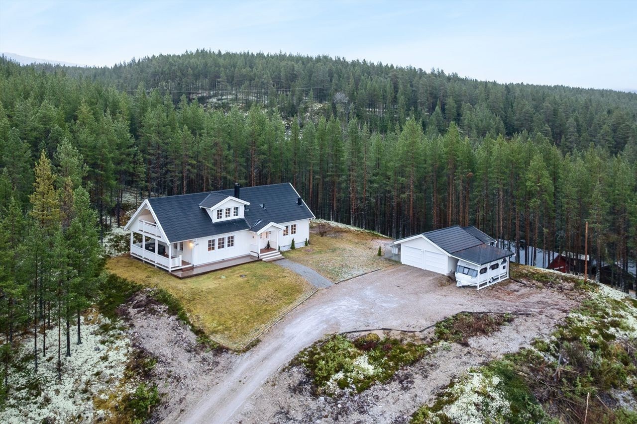 Stor tomt med rikelig av boltreplass for både store og små. Galleribilde