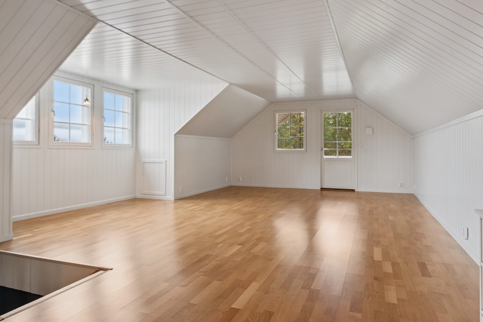 I andre etasje finner du et stor og luftig rom med utgang til balkong. Galleribilde