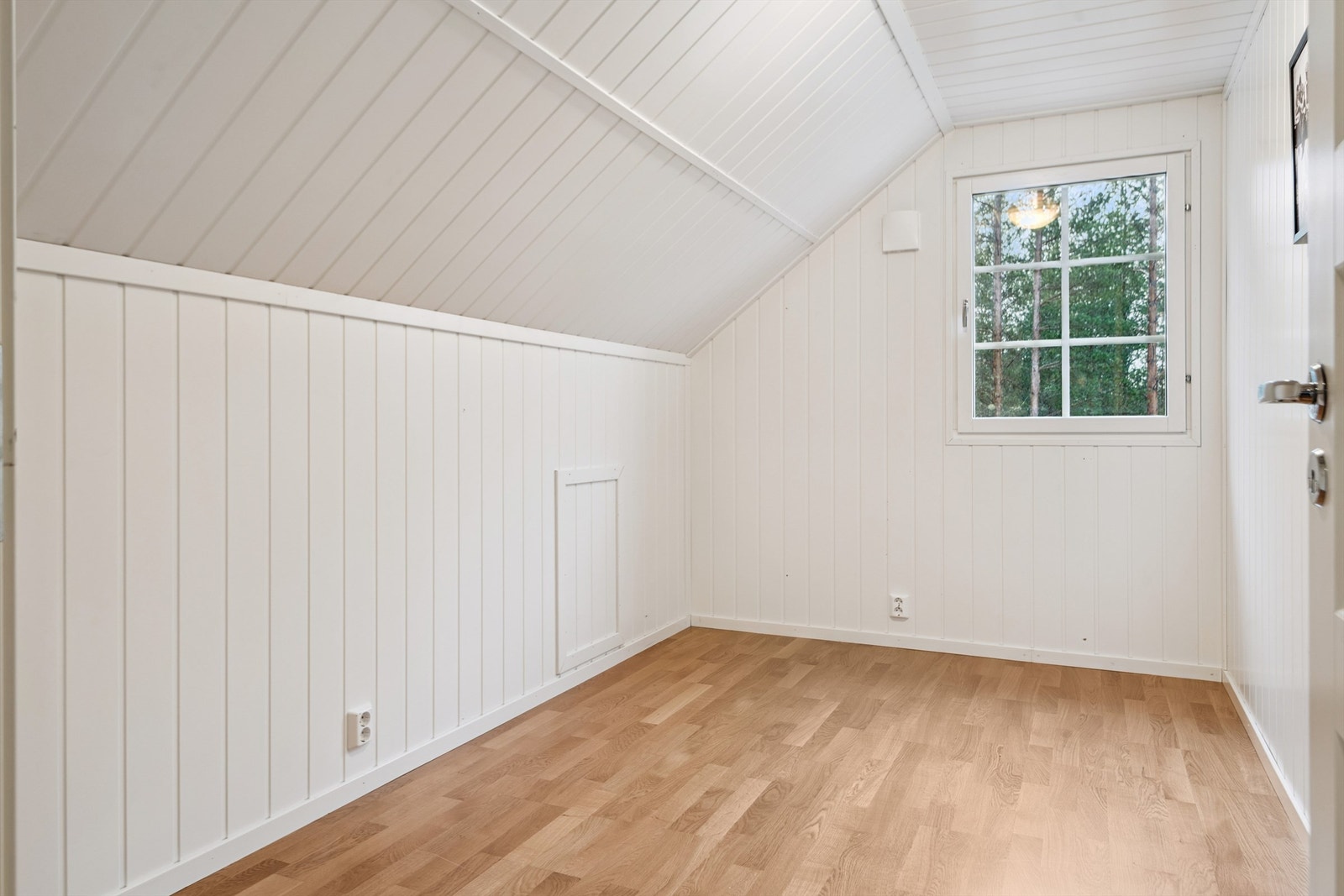 Rommene i andre etasje er sjarmerende med skråtak som gir en lun atmosfære. Galleribilde