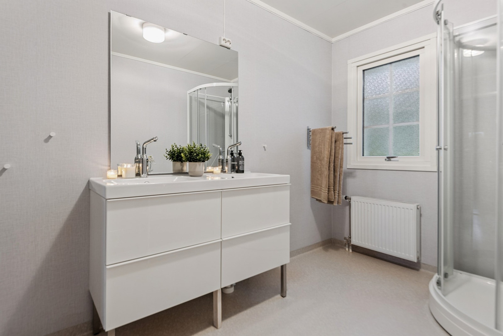 Servantinnredning med god oppbevaringsplass i skuffer. Galleribilde