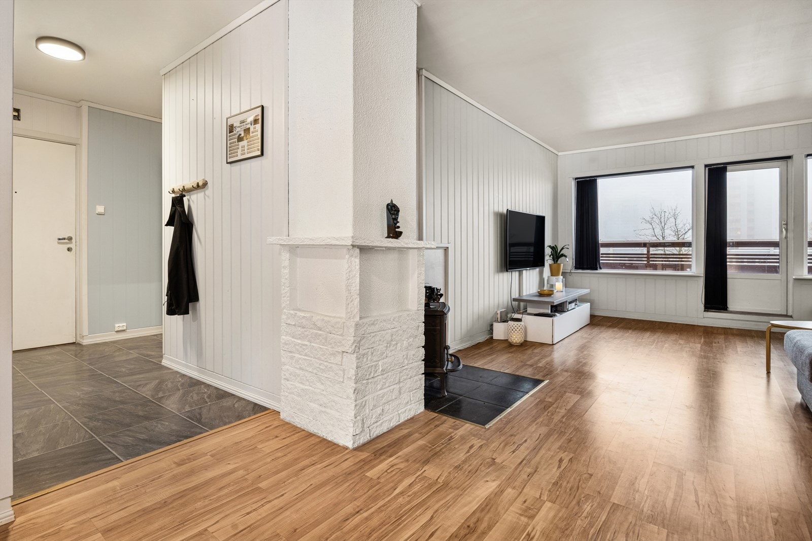 Innenfor hoveddøren gir entreen et meget godt førsteinntrykk, og som får deg til å følge deg hjemme fra første stund. Galleribilde