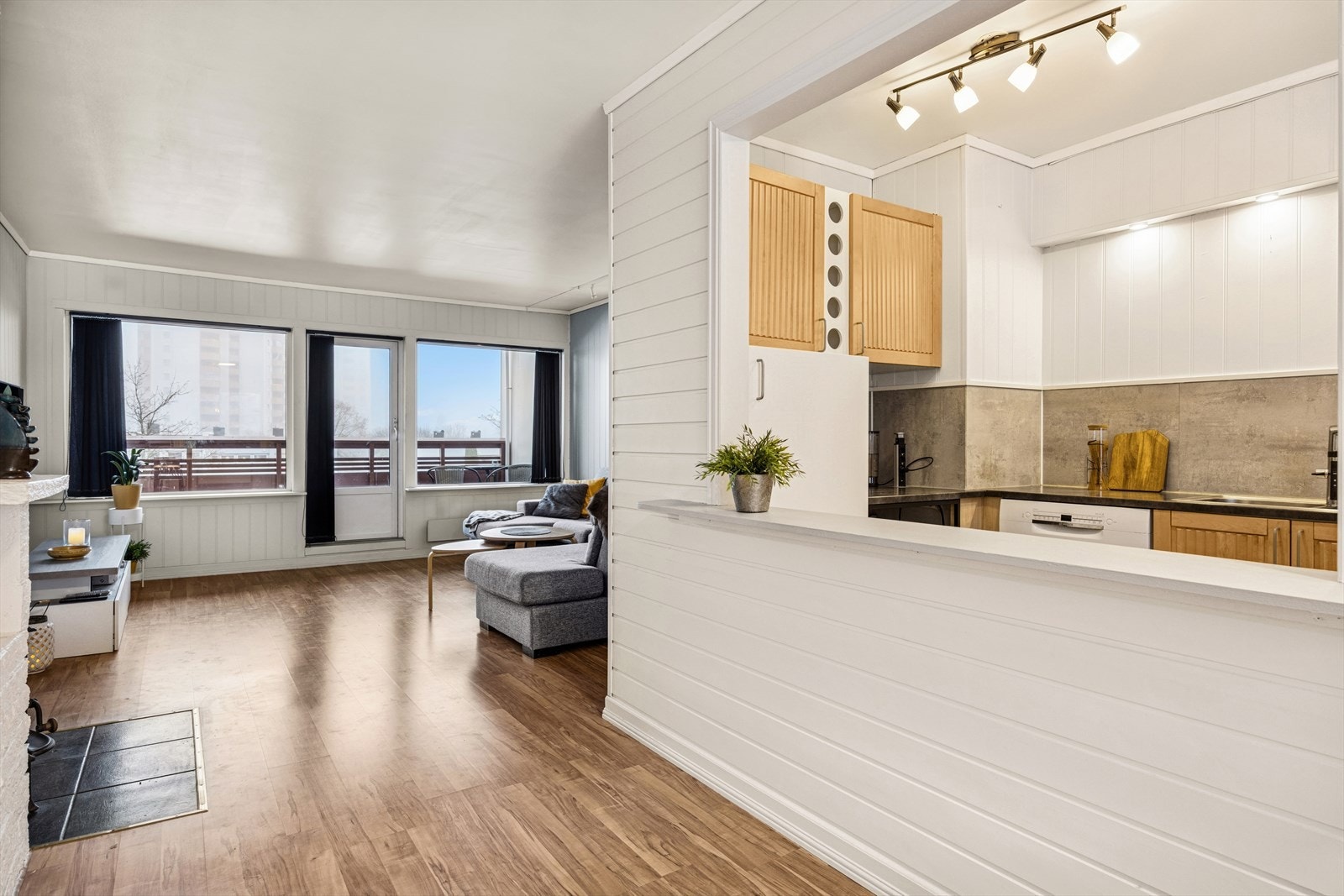 Leilighet med en åpen løsning mot stuen gir en praktisk og sosial kjøkkensone. Galleribilde