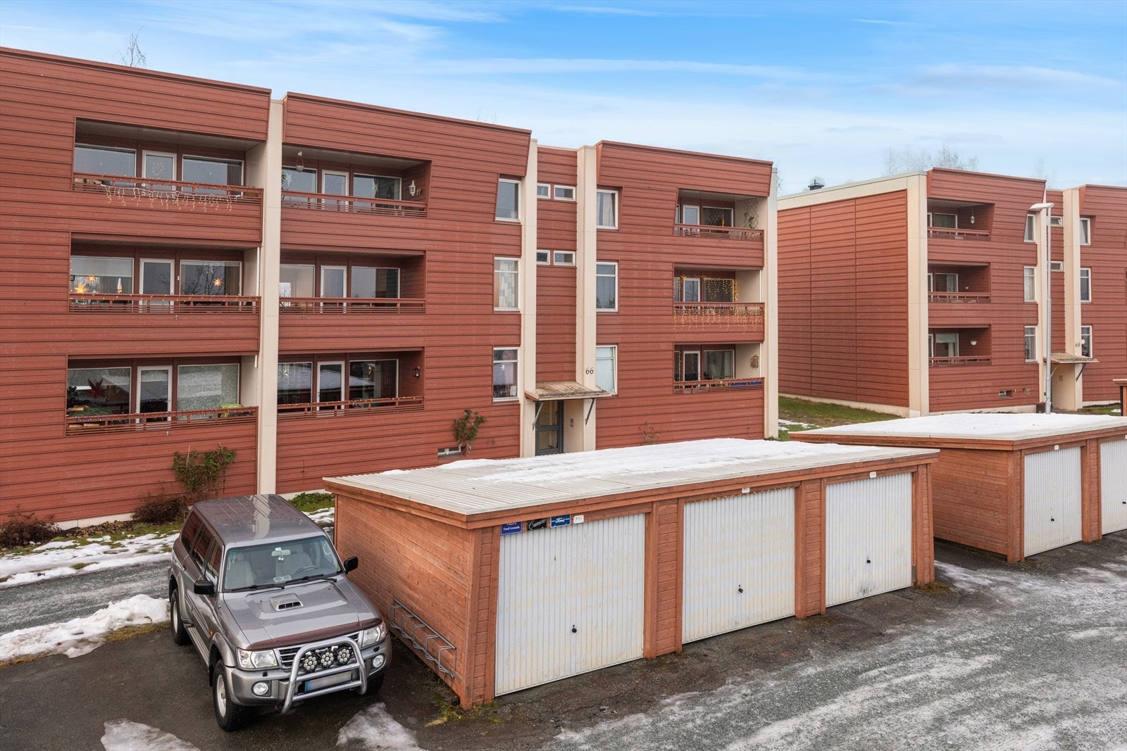 Enkel parkering med garasje i rekke. Galleribilde