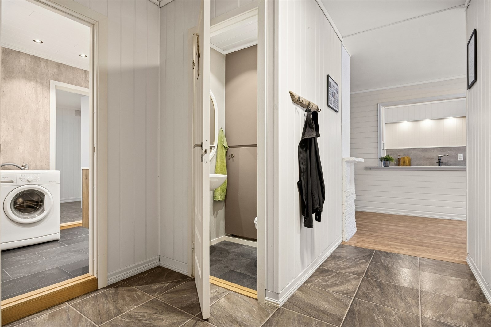 Her ønskes man velkommen inn i en innbydende og romslig entré med plass til å henge fra seg yttertøy. Galleribilde