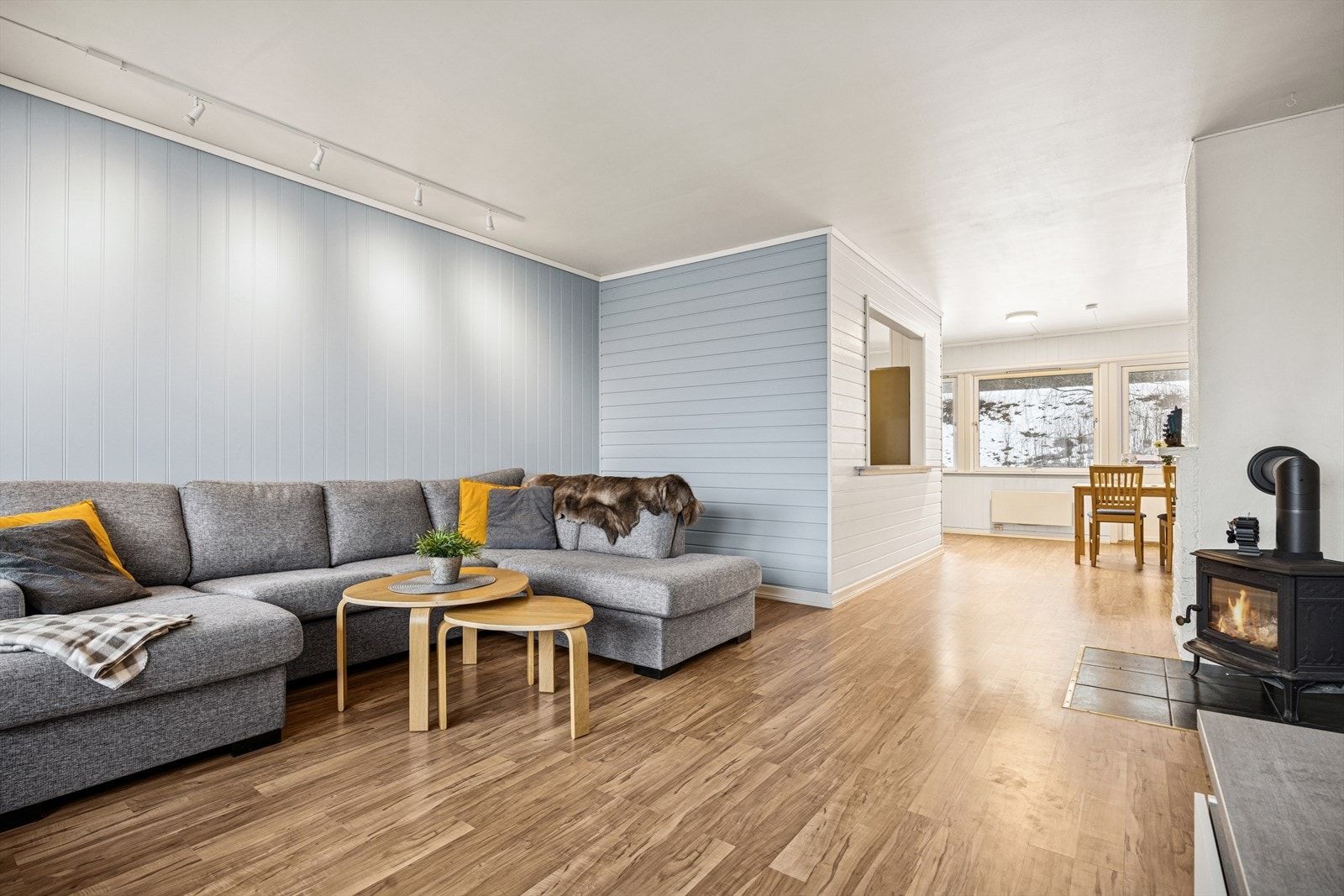 I denne lyse og trivelige leiligheten kan du bo for kr 5 890,- pr. mnd. i felleskostnader. Galleribilde