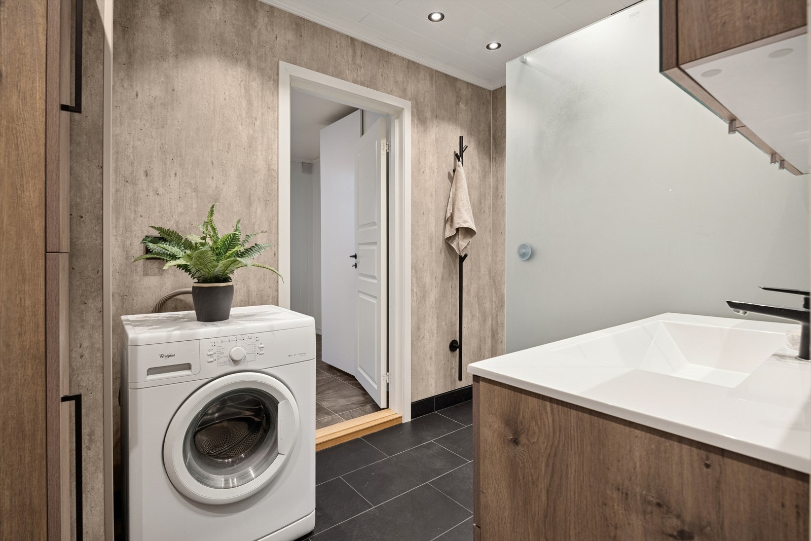 Det er etablert mekanisk avtrekk via bryter på vegg, ingen tilluft. Dusjvegger av glass og dusjgarnityr på vegg Galleribilde