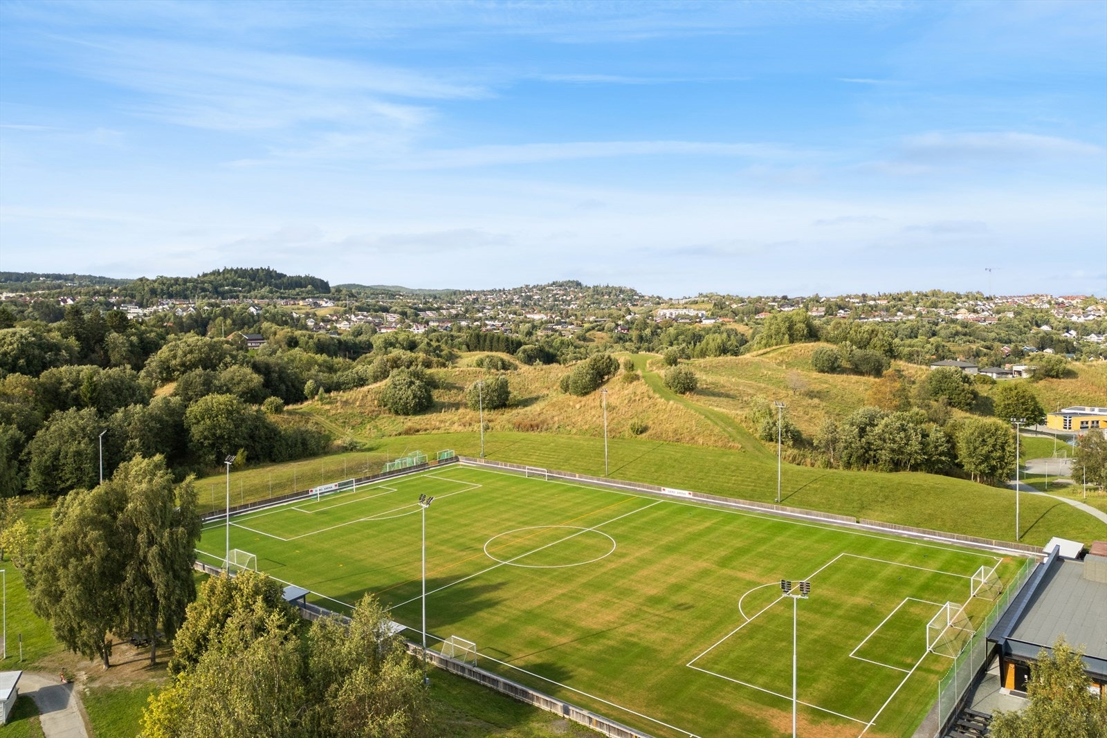 Fotballbane i nærområdet, et perfekt sted for lek, trening og samhold. Galleribilde
