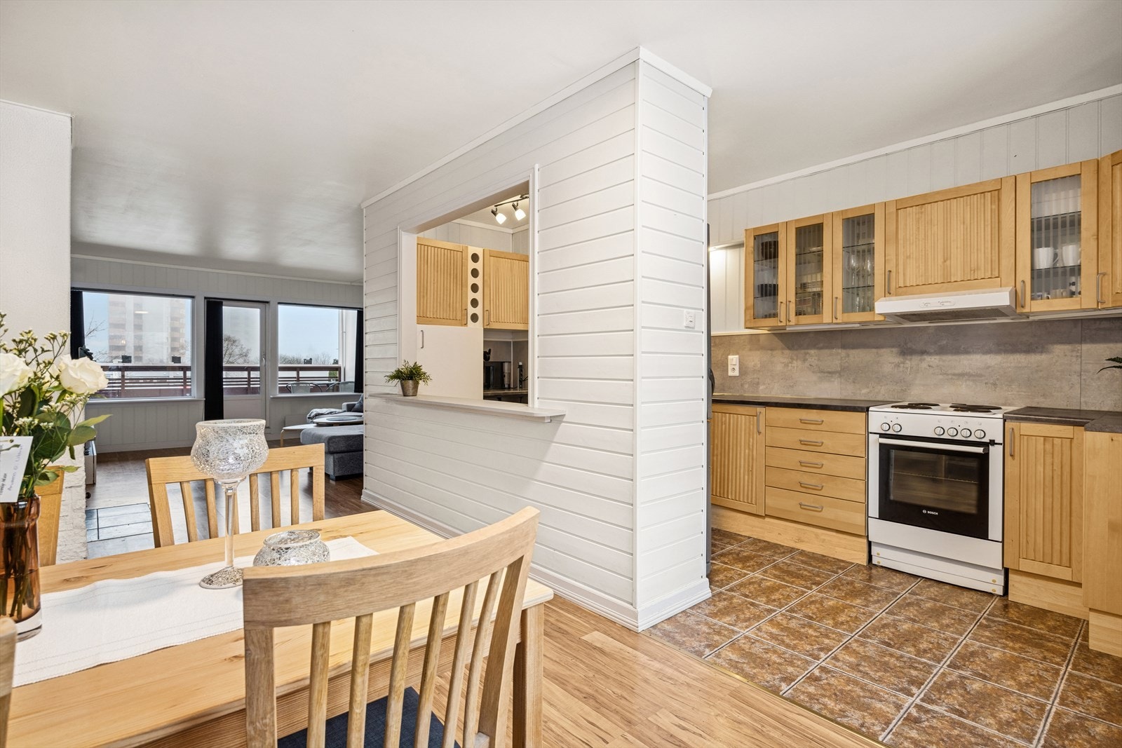 Lys og åpen planløsning som skaper en naturlig flyt mellom kjøkken og spiseplass, perfekt for både hverdagsmåltider og sosiale sammenkomster. Galleribilde