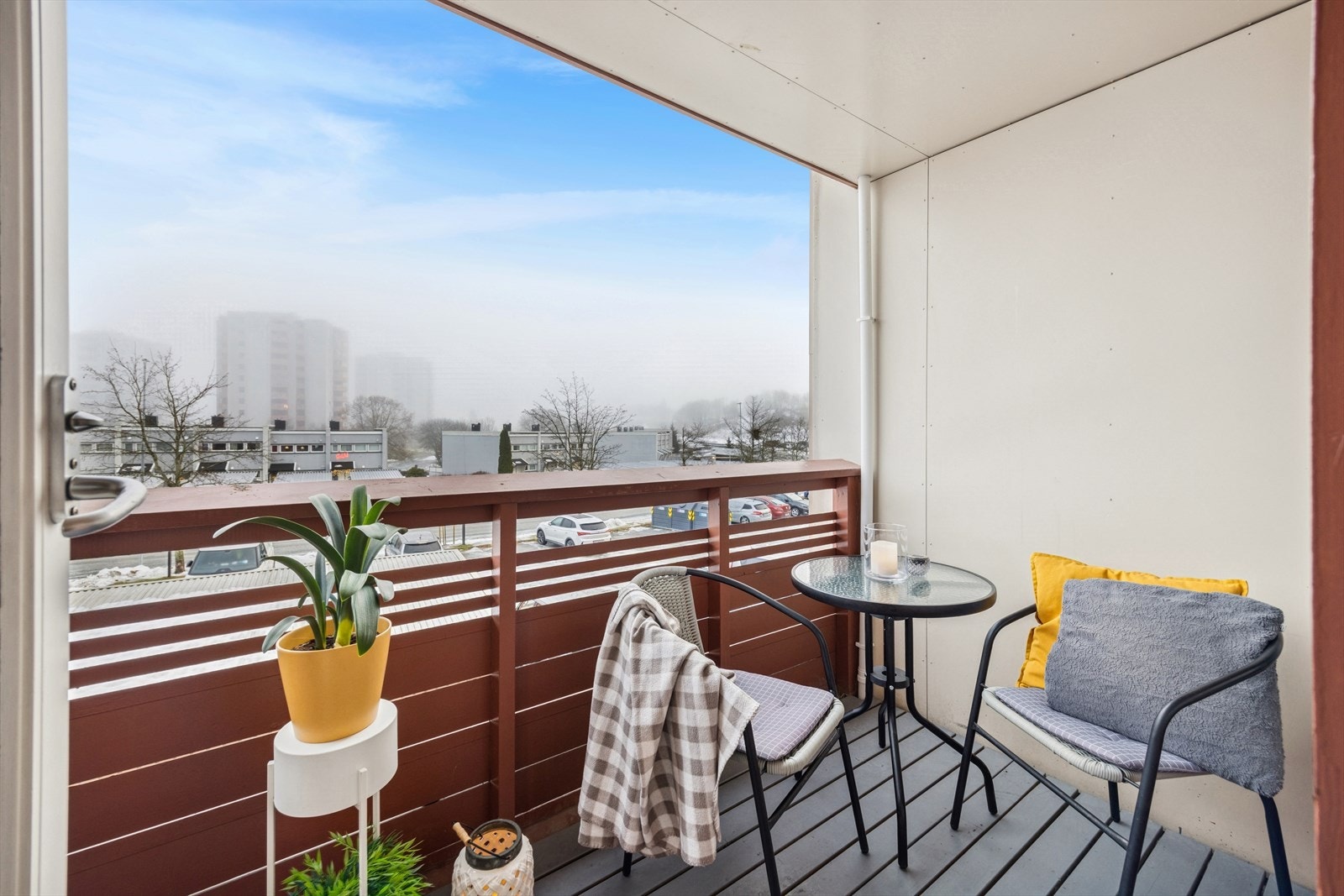 Balkongen har utsikt mot nærliggende bygninger, og er til stor glede for utendørs avslapning. Galleribilde