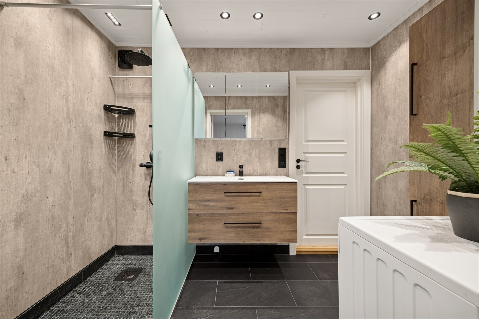 Lekkert baderom som ble renovert og utvidet i 2022. Flis på gulv, sokkelflis og våtromsplater på vegg Galleribilde