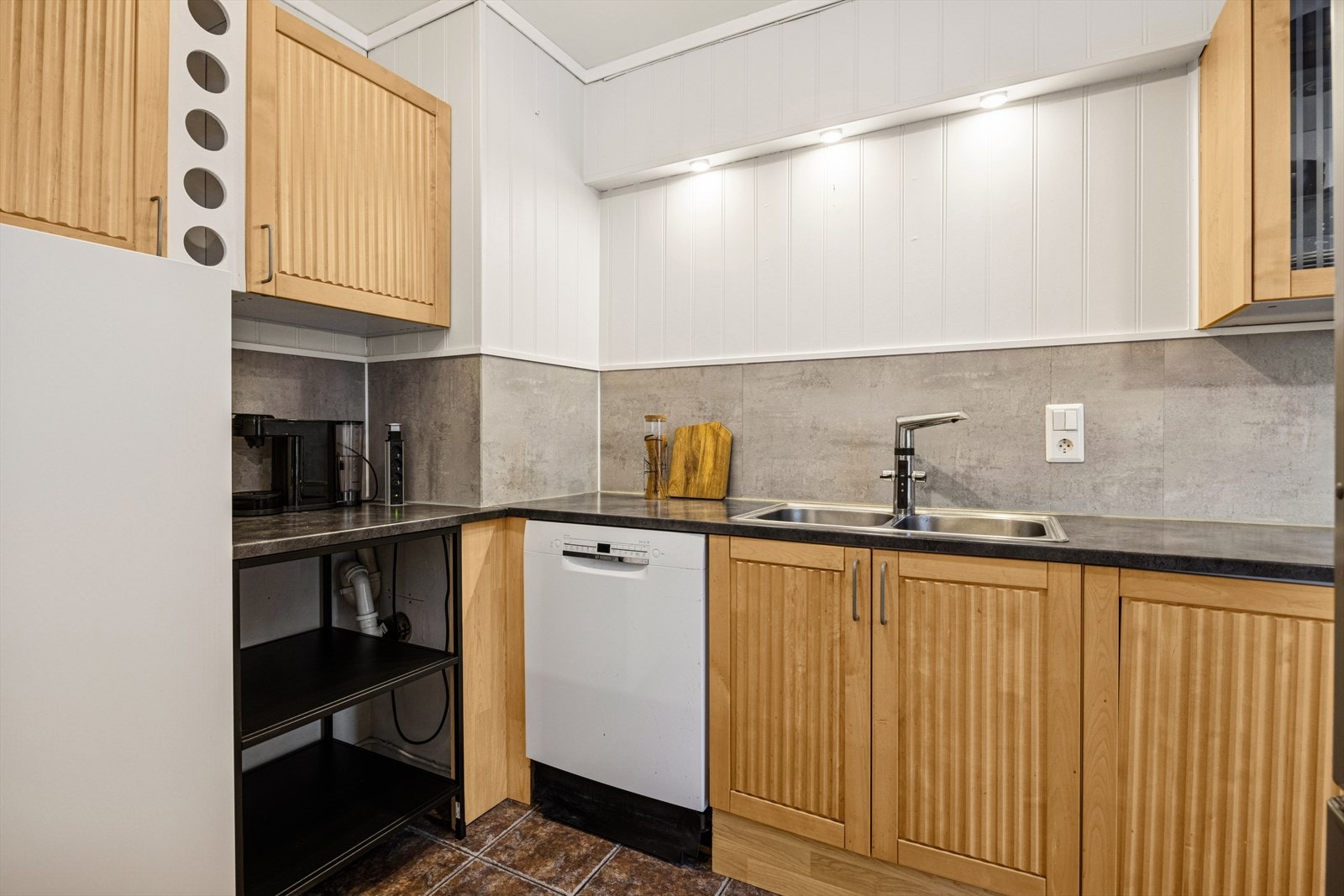 Godt med skap- og benkeplass. Galleribilde