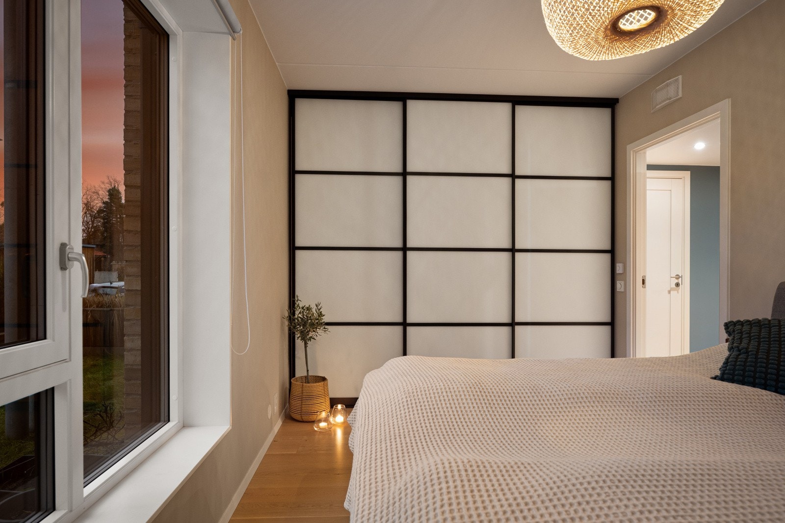 Hovedsoverommet har godt med oppbevaringsplass i skyvedørsgarderobe. Galleribilde