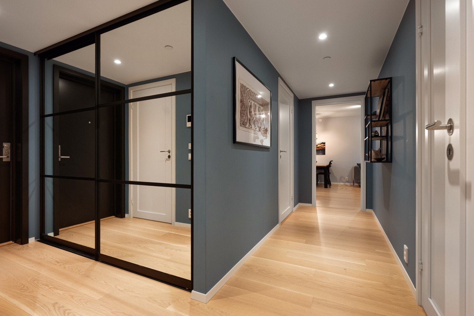 Her er det godt å komme hjem. På Fornebu bor du med sjø, park og butikker innenfor få minutters gange! Galleribilde