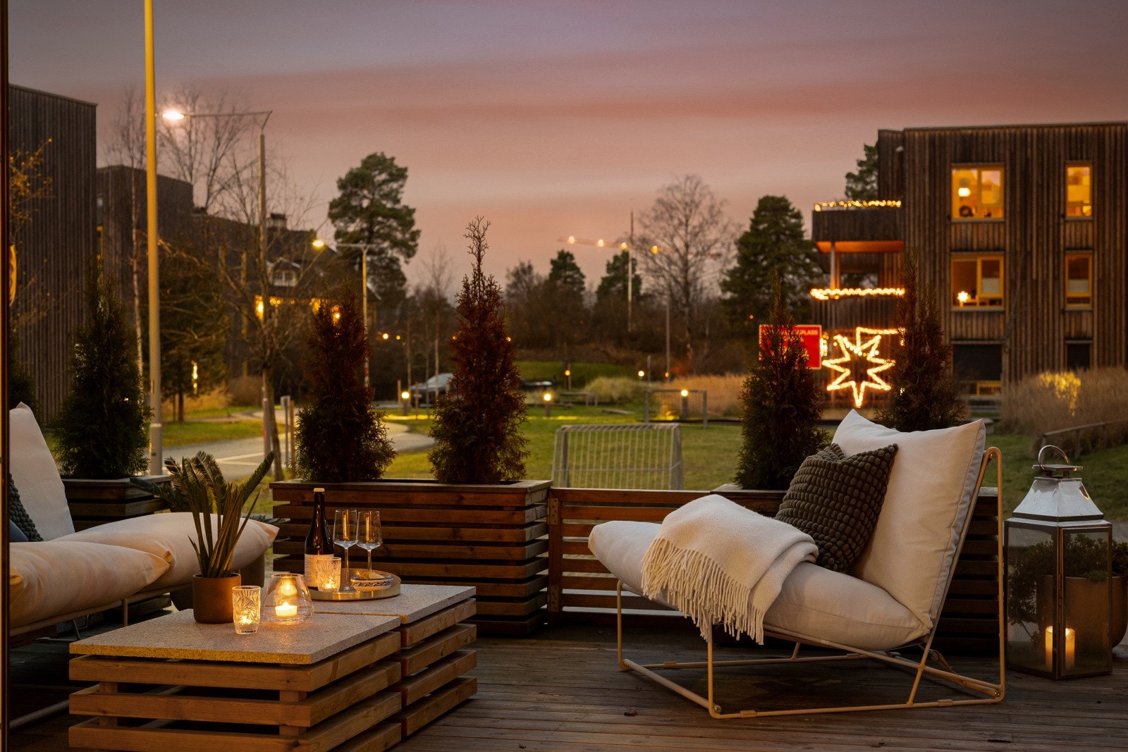 Solen titter frem på terrassen ca. 14.30 på sommeren og er der hele veien til solnedgang. Galleribilde