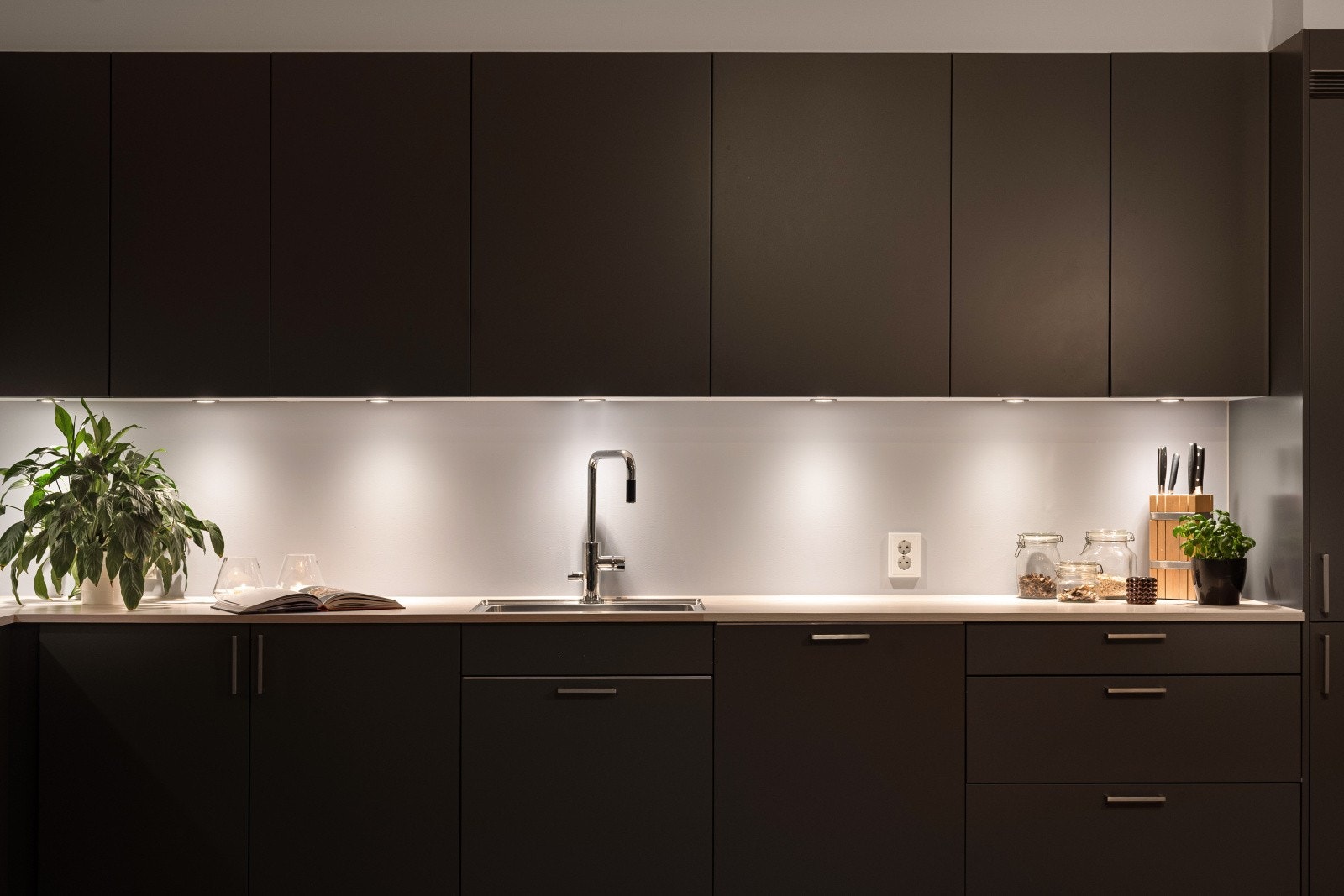 Et romslig kjøkken hvor man har godt med skap- og skuffeplass. Galleribilde