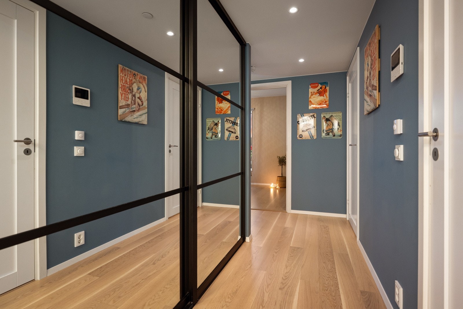 Godt garderobeplass med speilgarde samt direkte tilgang til bod ved entrè Galleribilde