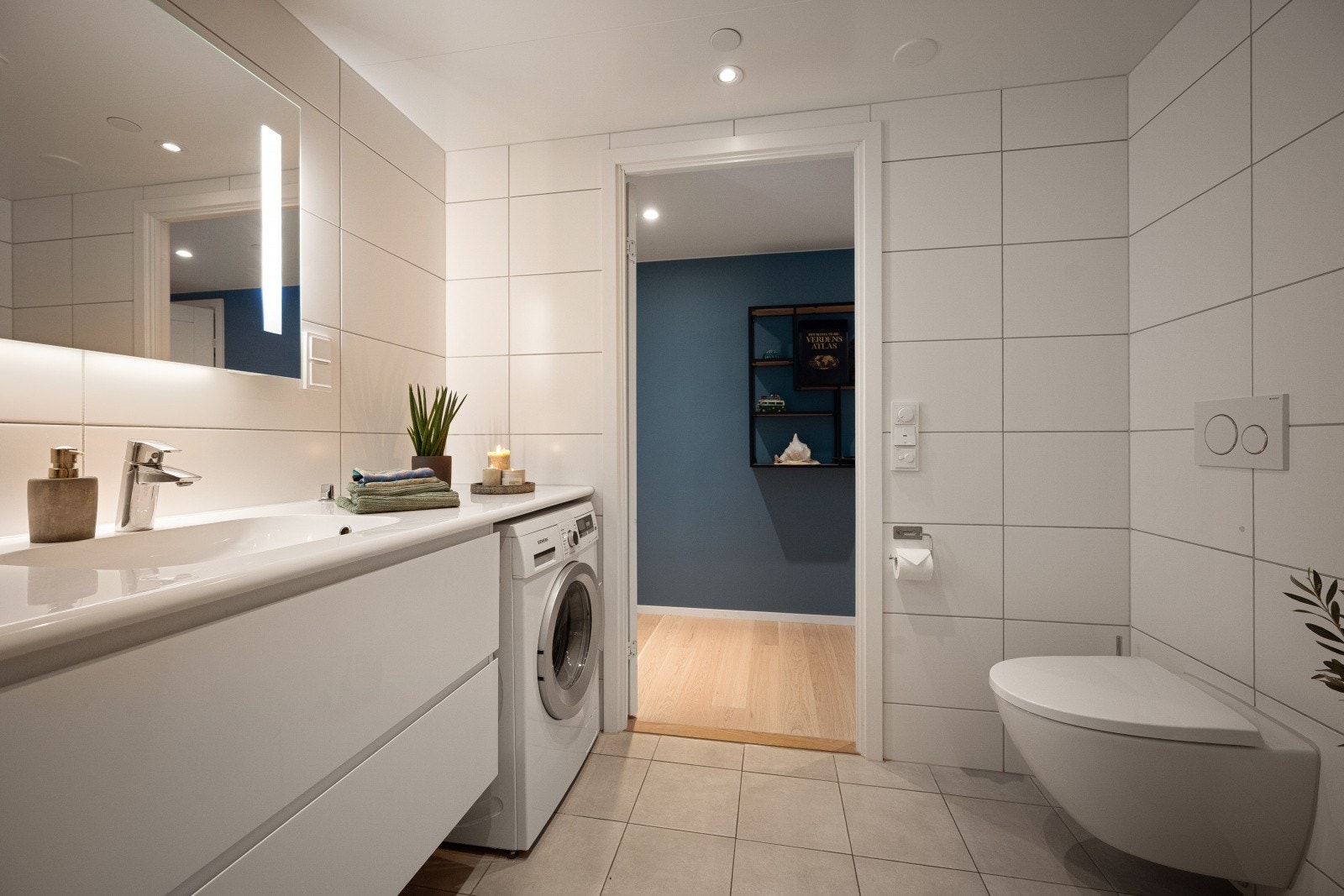 Badet er tidløst innredet med store fliser på gulv og vegger. Galleribilde