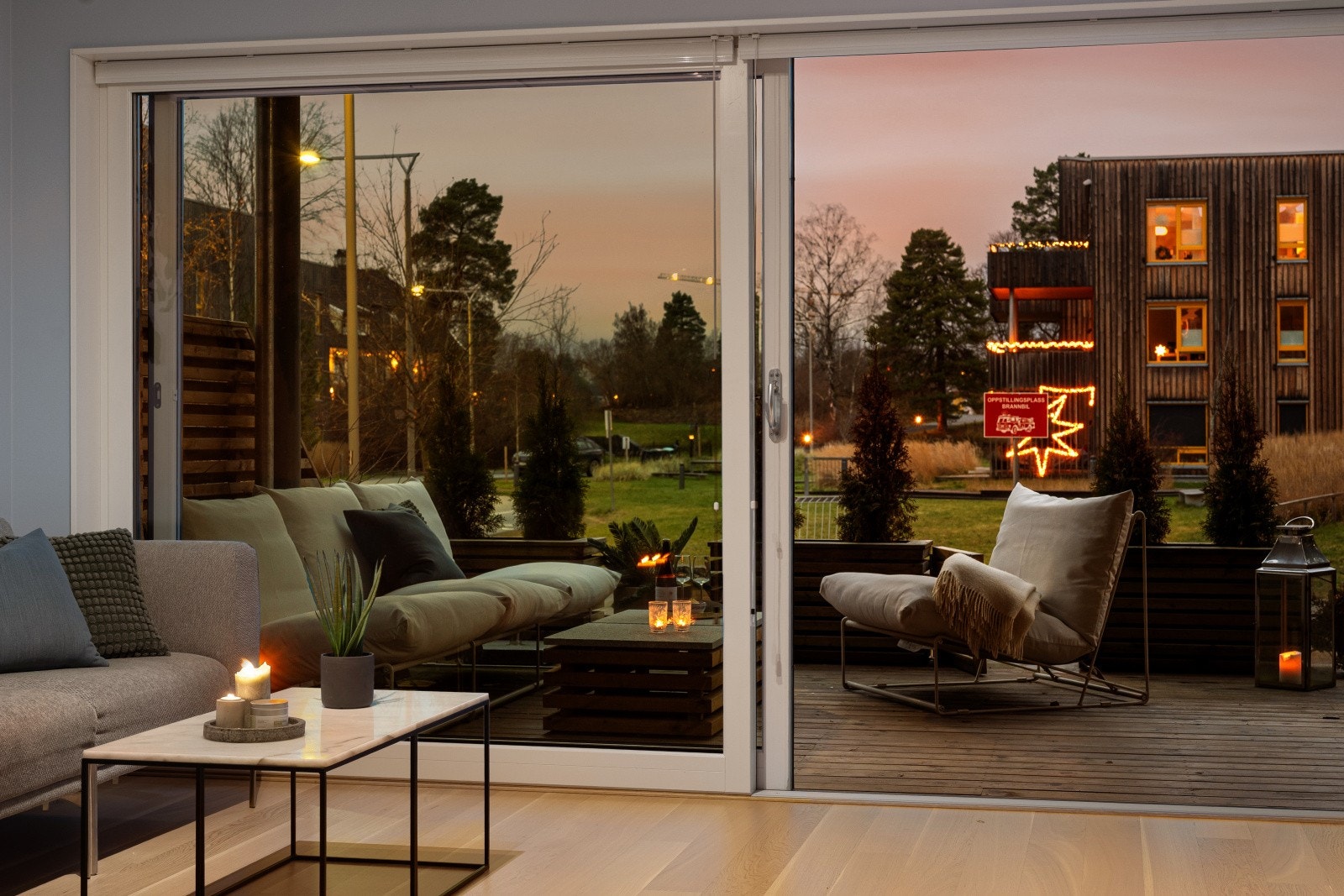 Den store skyvedøren skaper en åpen atmosfære mellom ute- og innerom på sommerstid. Galleribilde