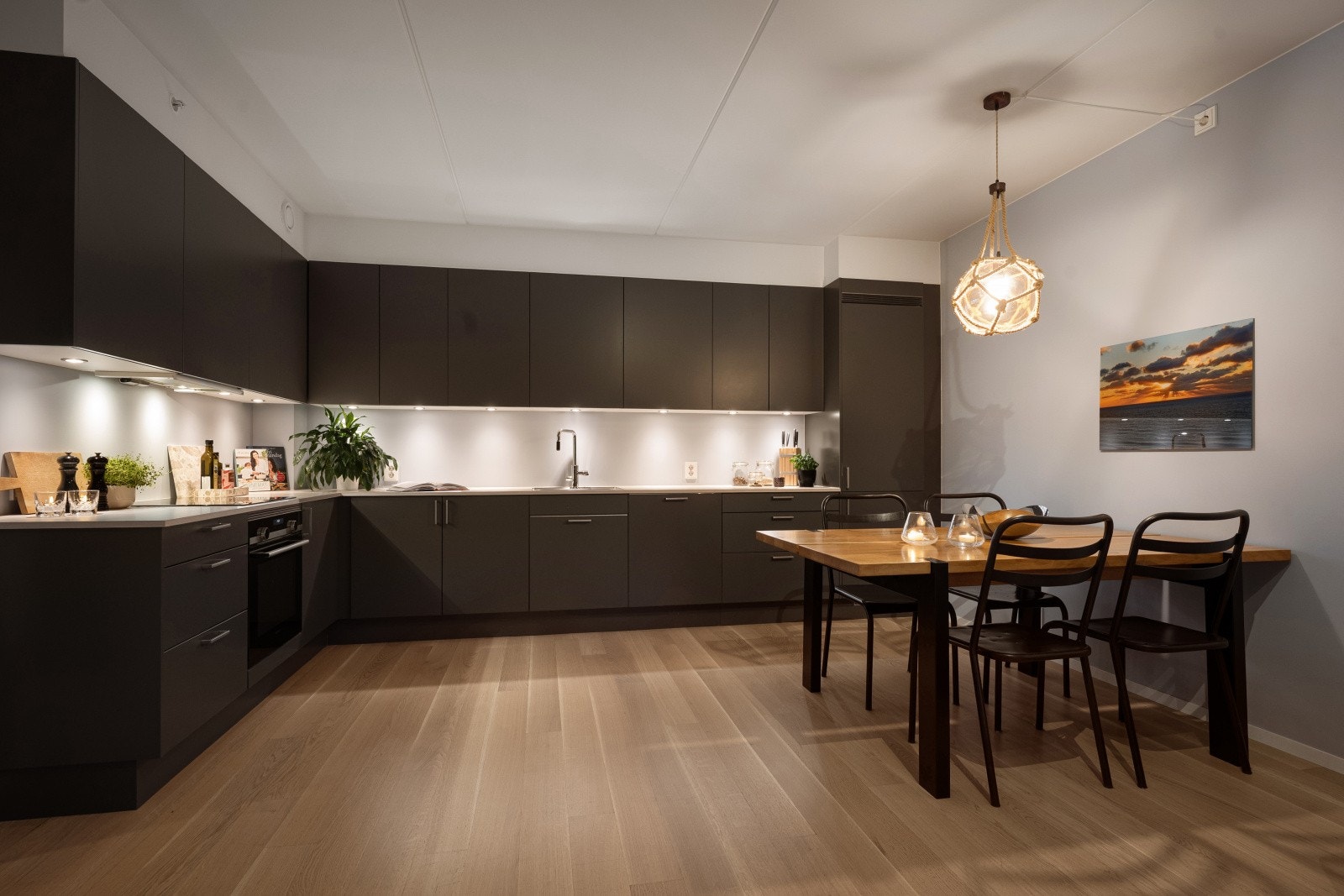 Leiligheten har en åpen og sosial kjøkkenløsning med en stilren kjøkkeninnredning. Galleribilde