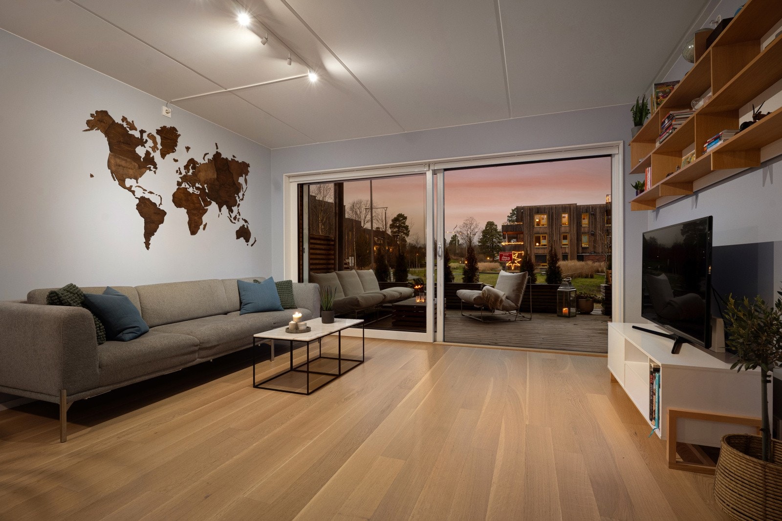 Utsikt vestover mot grønne omgivelser. Galleribilde