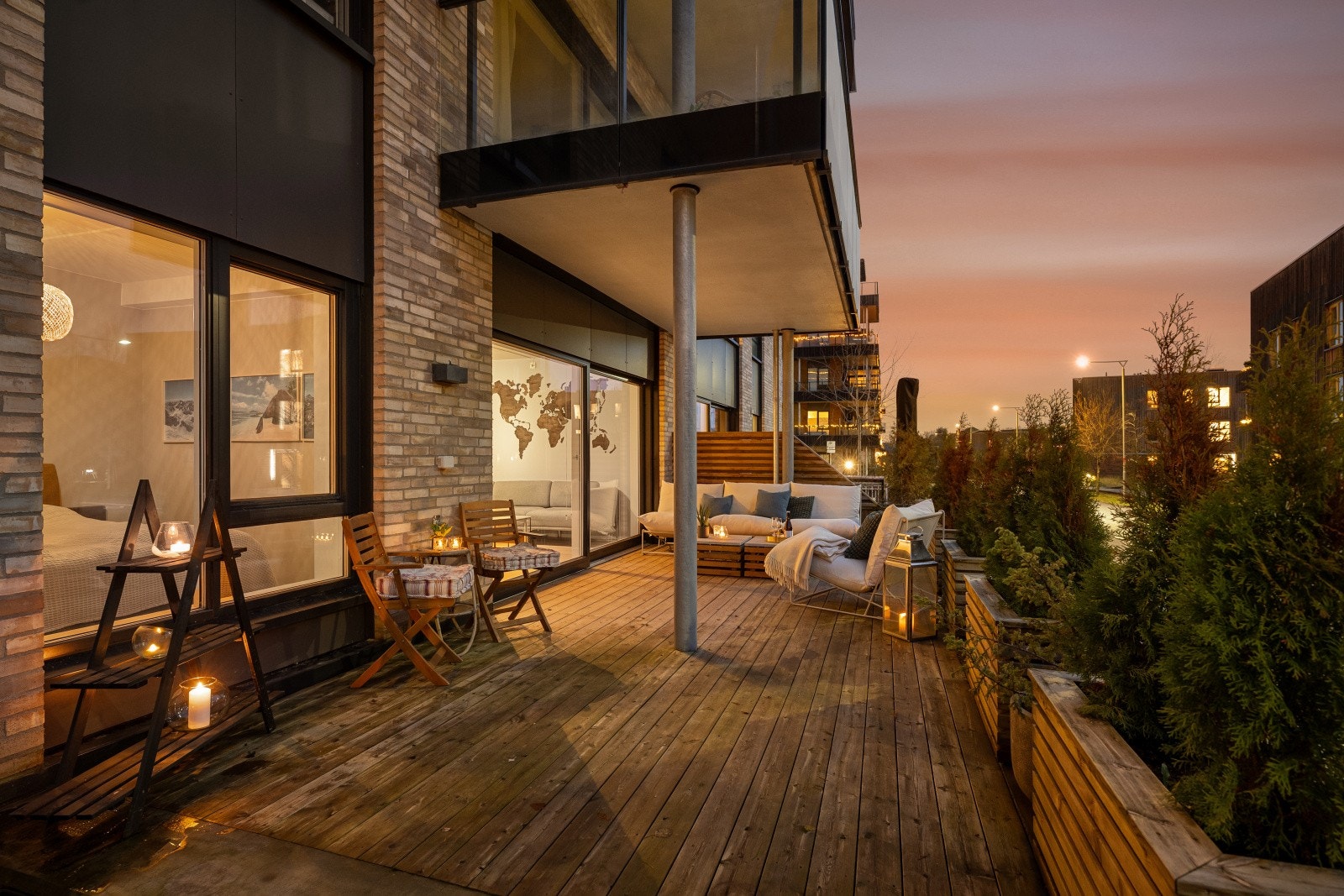 Høydepunktet med boligen er den store, fine uteplassen som vender mot stille omgivelser. Galleribilde