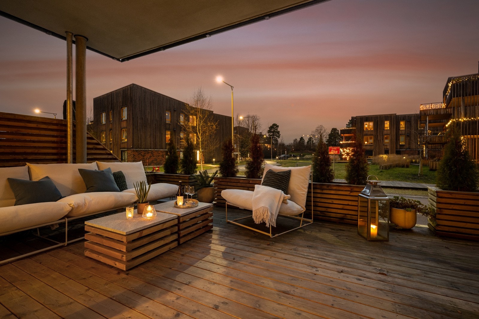 Fra leiligheten er det kort vei til kyststi og park! Terrassen ble sist beiset 2024. - Blomsterkasser på terrasse og plen med port 21/22 Galleribilde