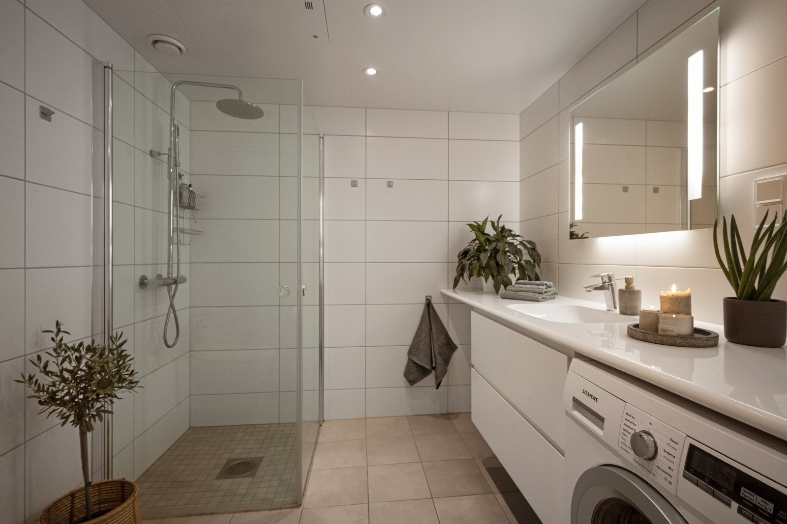 I tillegg har badet opplegg for vaskemaskin. Veldig praktisk med stor benkeplate! Galleribilde