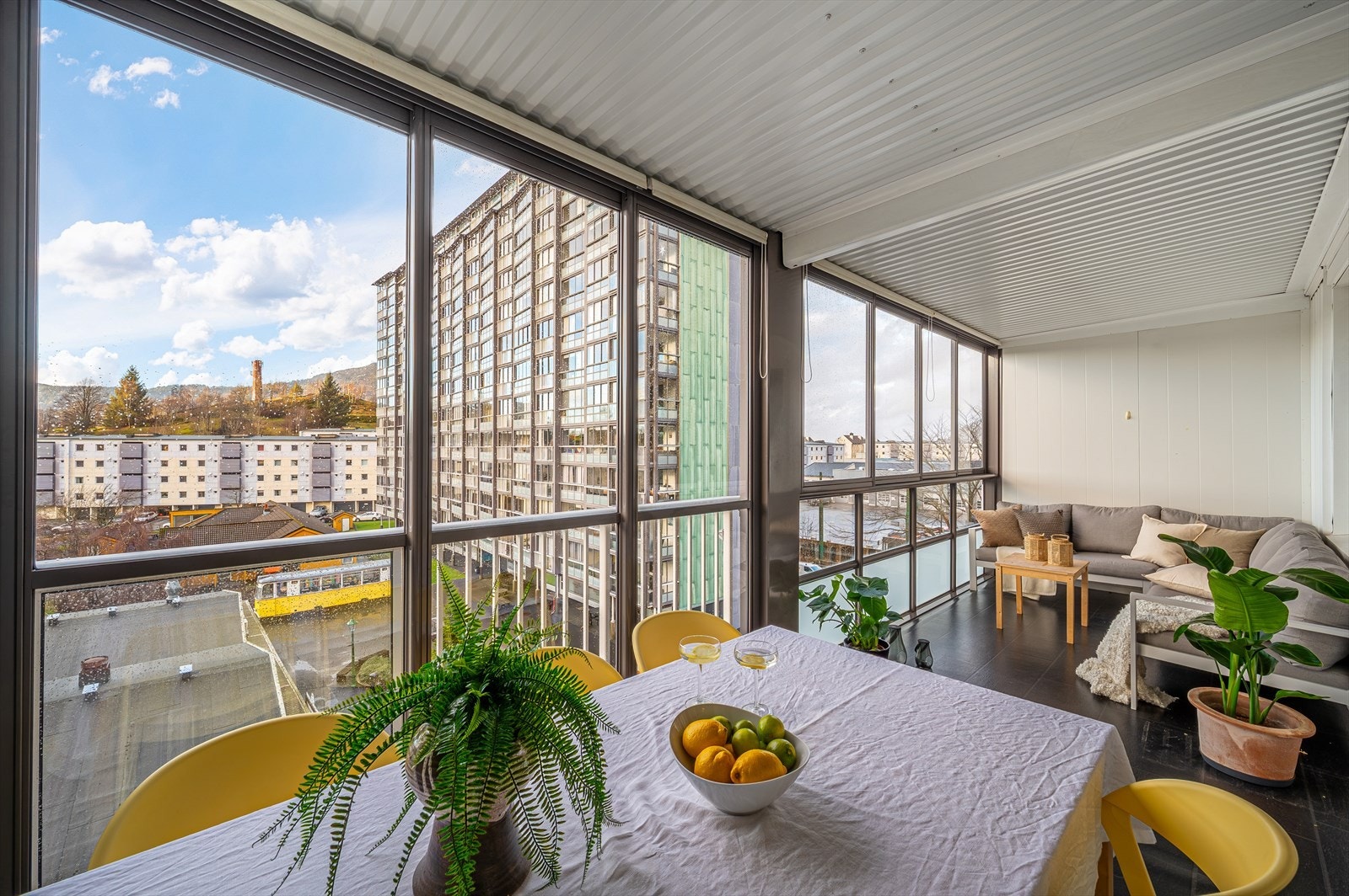 - Balkongen er vestvendt og gir rikelig med naturlig lys - Galleribilde