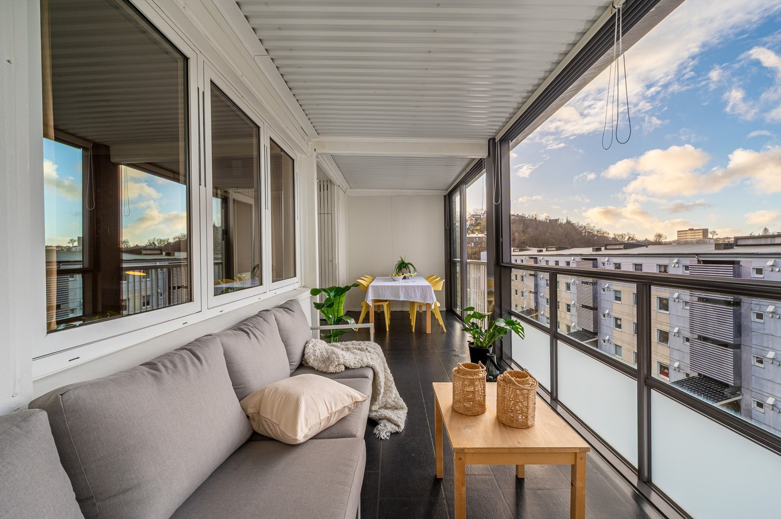 - Balkongen blir som en fin forlengelse av stuen, og kan enkelt åpnes opp på fine sommerdager - Galleribilde